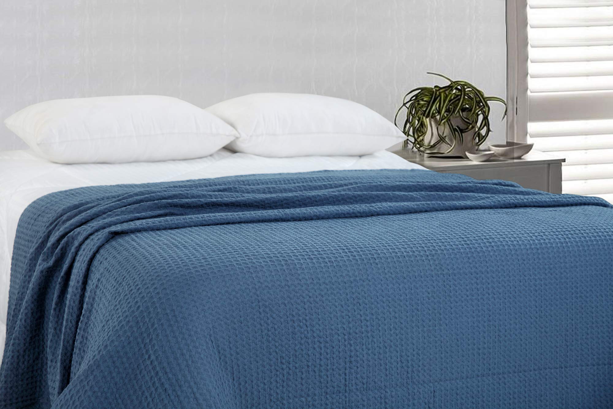 HILLFAIR 100% Combed Cotton Queen Size Blanket – Ultra Soft & Breathable All-Season Waffle Weave Bedding – Lightweight Summer Blanket for Home Decor – Navy Blue Bed Cover for Cozy Nights & Guest Rooms