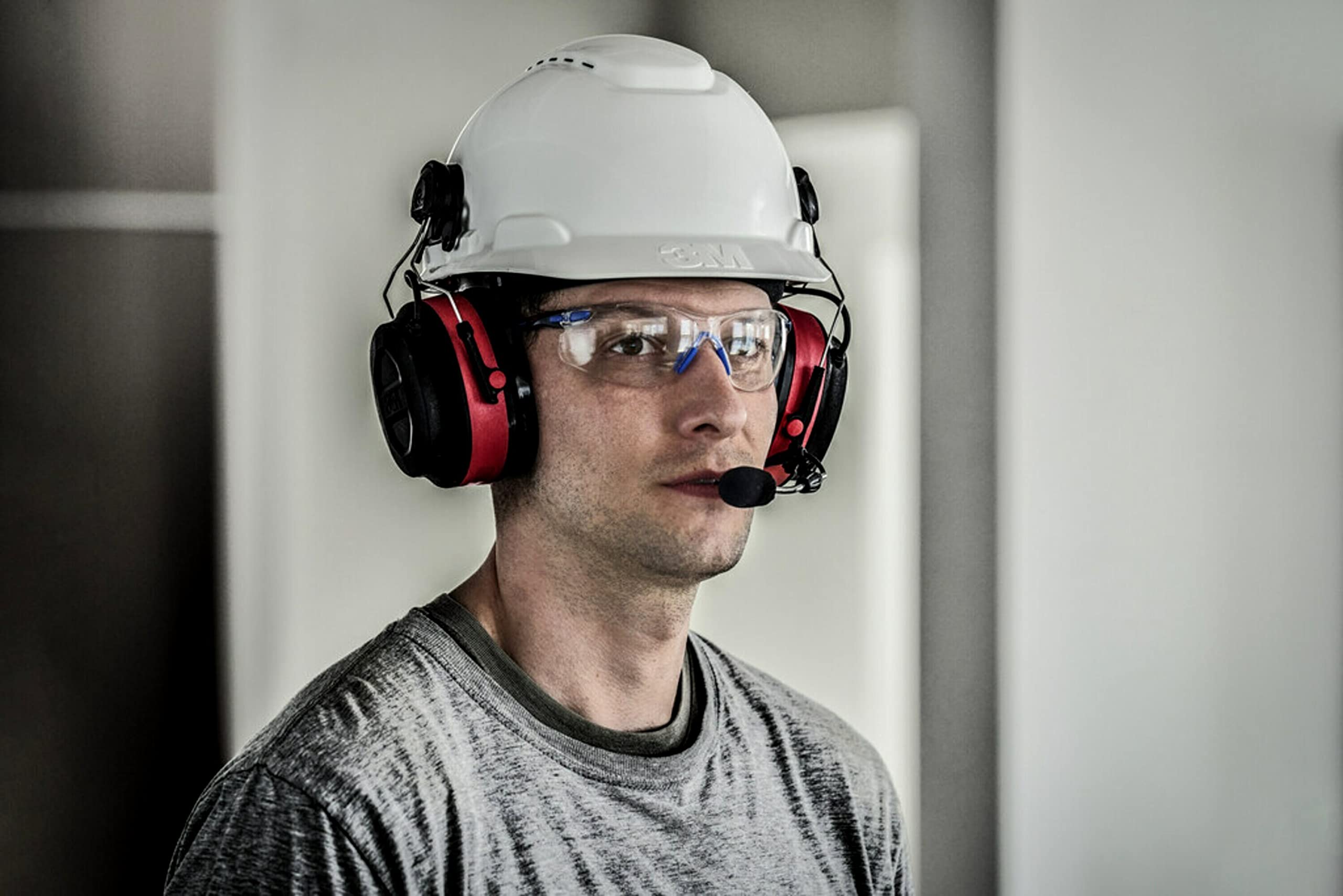 3M Pro-Comms Electronic Hearing Protector with Bluetooth & Noise-Canceling Microphone - NRR 26 dB Wireless Earmuffs, Premium Gel Cushions (90546-SIOC) - Ideal for Shooting Ranges, Construction Sites & Industrial Work Environments
