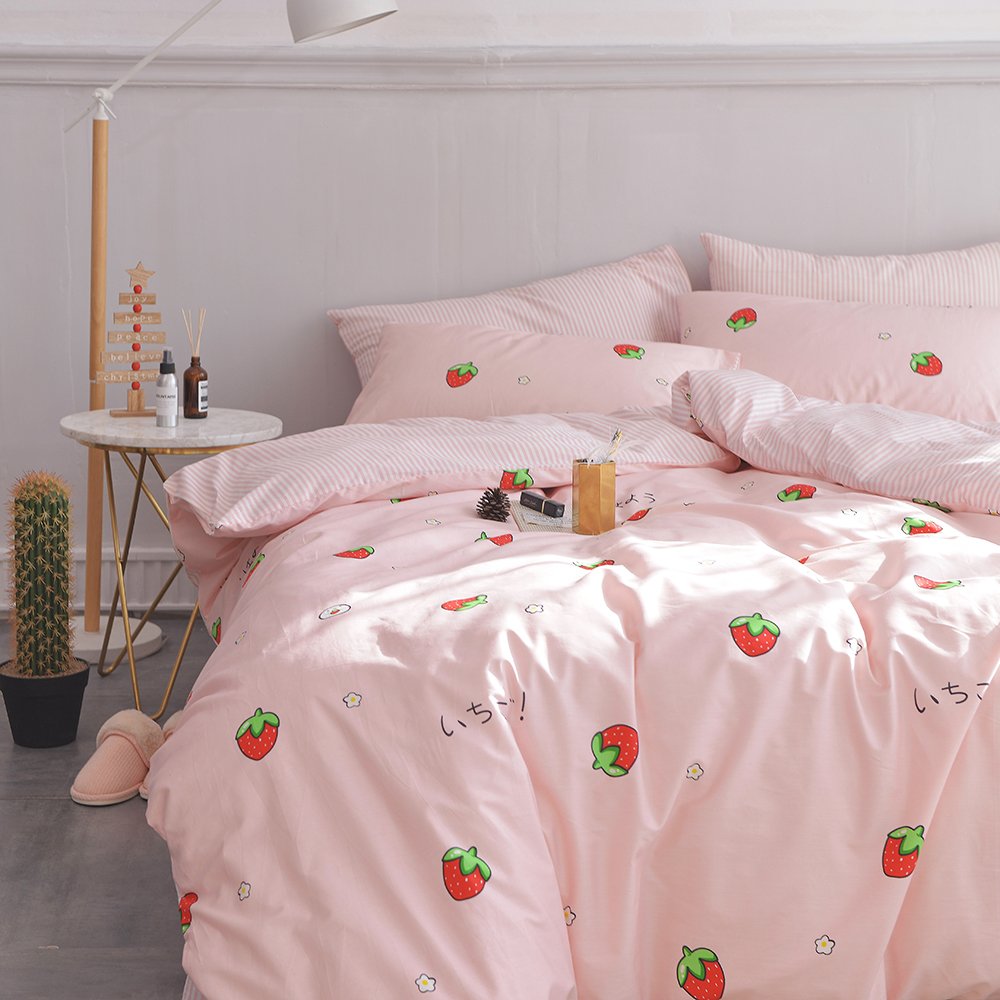 Soft Pink Anime Strawberry Duvet Cover Set for Kids & Adults - 100% Cotton Queen Size Bedding with Zipper Closure (3pc: 1 Quilt Cover + 2 Pillowcases) - Cute Kawaii Room Decor for Girls' Bedroom & Dorm