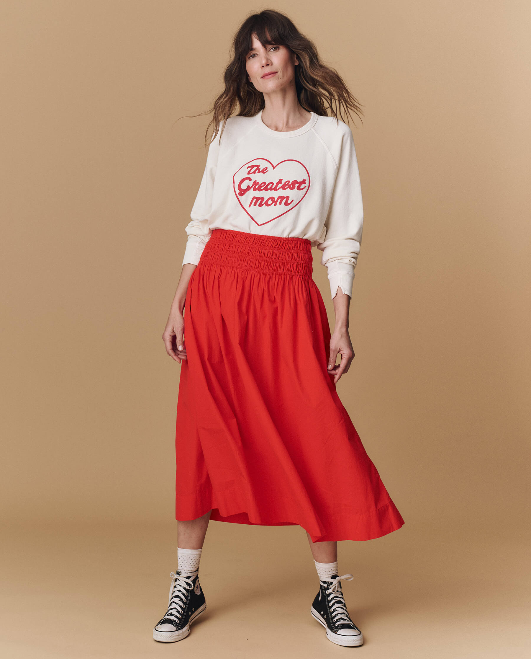 Vintage Washed White College Sweatshirt with 'Greatest Mom' Graphic - Cozy Pullover for Campus, Mother's Day Gifts & Casual Wear