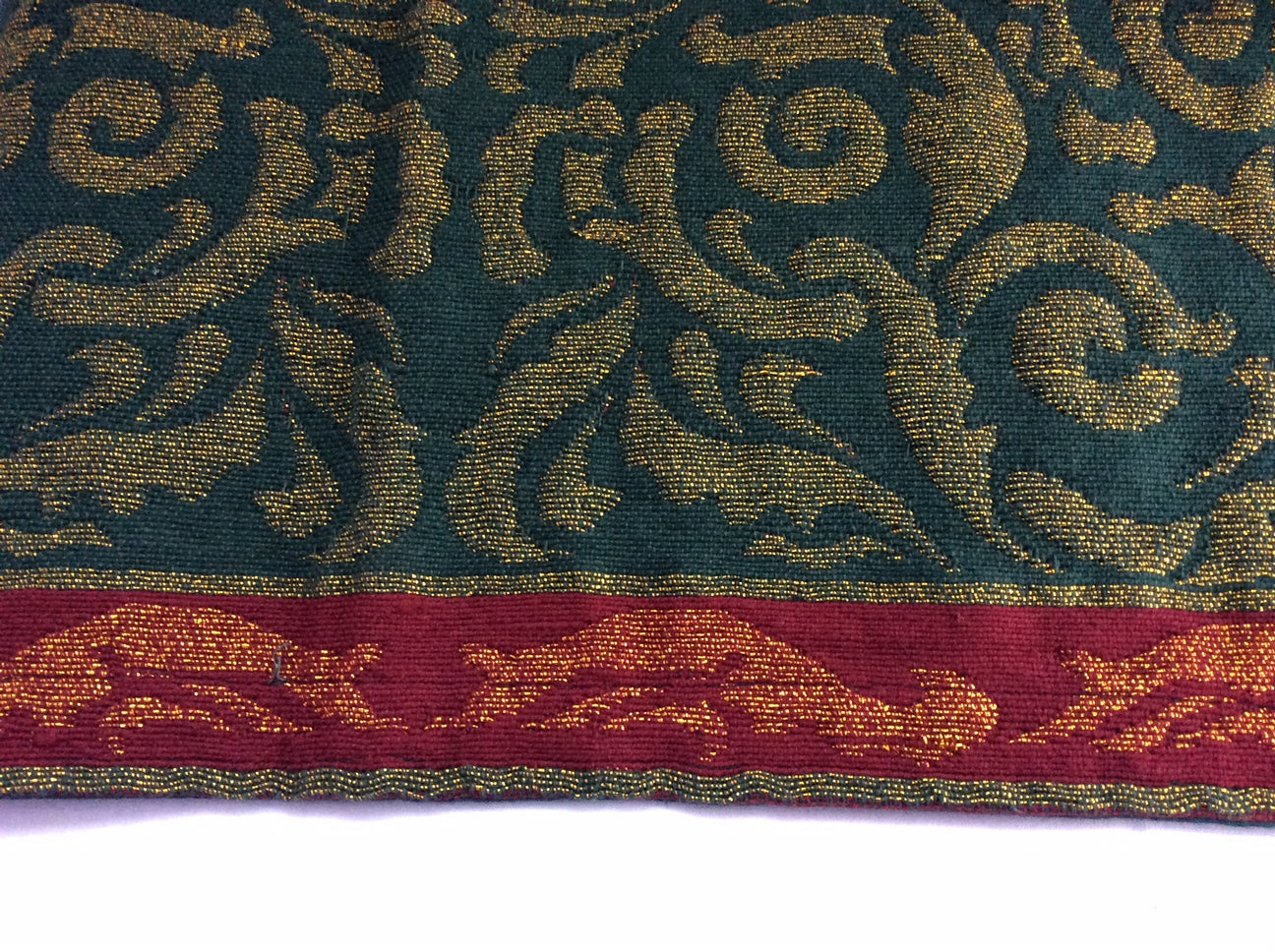 Elegant Metallic Tapestry Table Runner - Red, Green & Gold Holiday Decor - 72 Inch Long Dining Table Cover for Christmas, Thanksgiving & Special Occasions