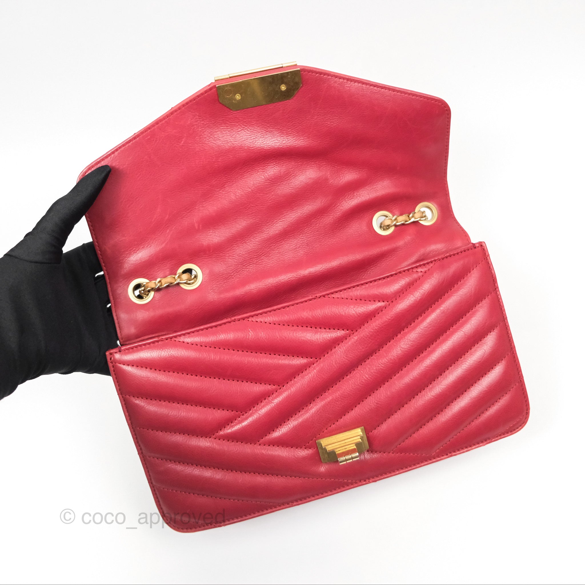 Chanel Chevron Shoulder Bag in Red Calfskin Leather with Aged Gold Hardware - Luxury Crossbody Purse for Women, Perfect for Parties, Date Nights & Special Occasions