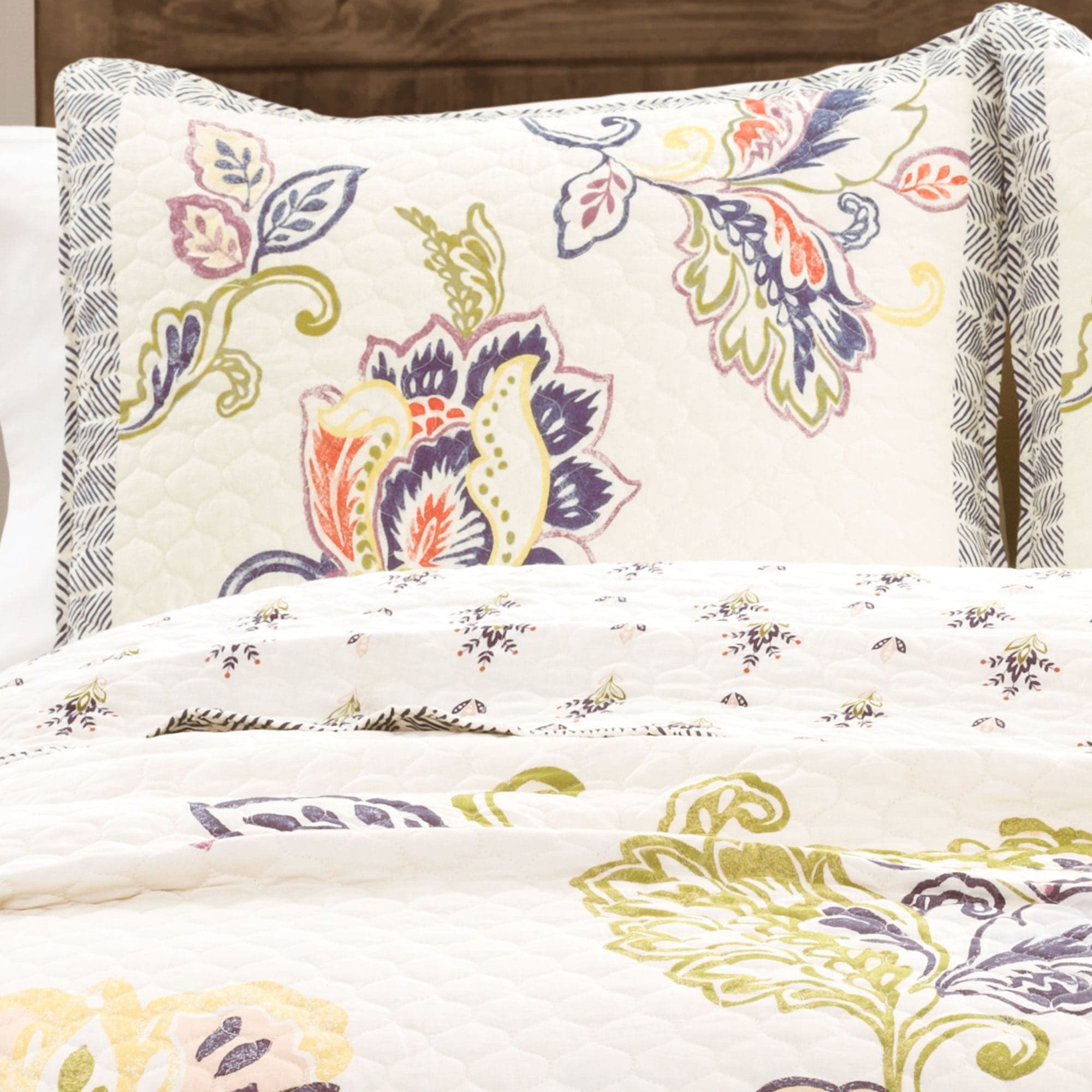 Aster Quilt 3 Piece Bedding Set - Soft & Breathable Comforter with Pillow Shams - Perfect for Cozy Bedroom Decor & Guest Room Essentials
