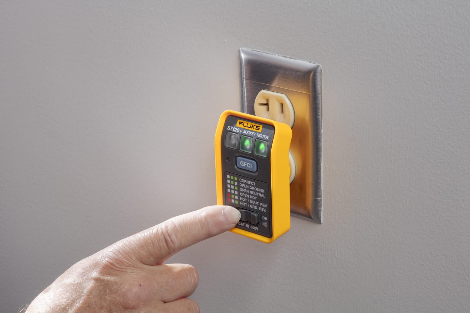 Fluke ST120+ GFCI Outlet Tester with Audible Alarm - Essential Electrical Safety Tool for Home & Professional Use