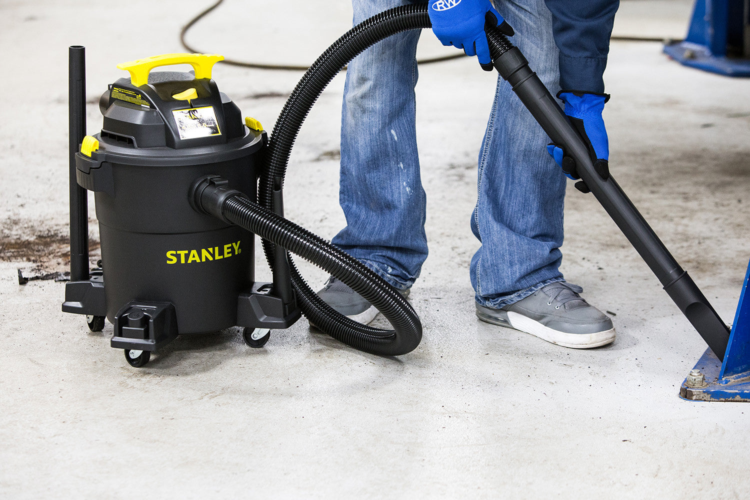 Stanley SL18116P 4 Peak HP 6 Gallon Wet Dry Vacuum Cleaner - Powerful Suction for Home, Garage, Workshop & Car Cleaning