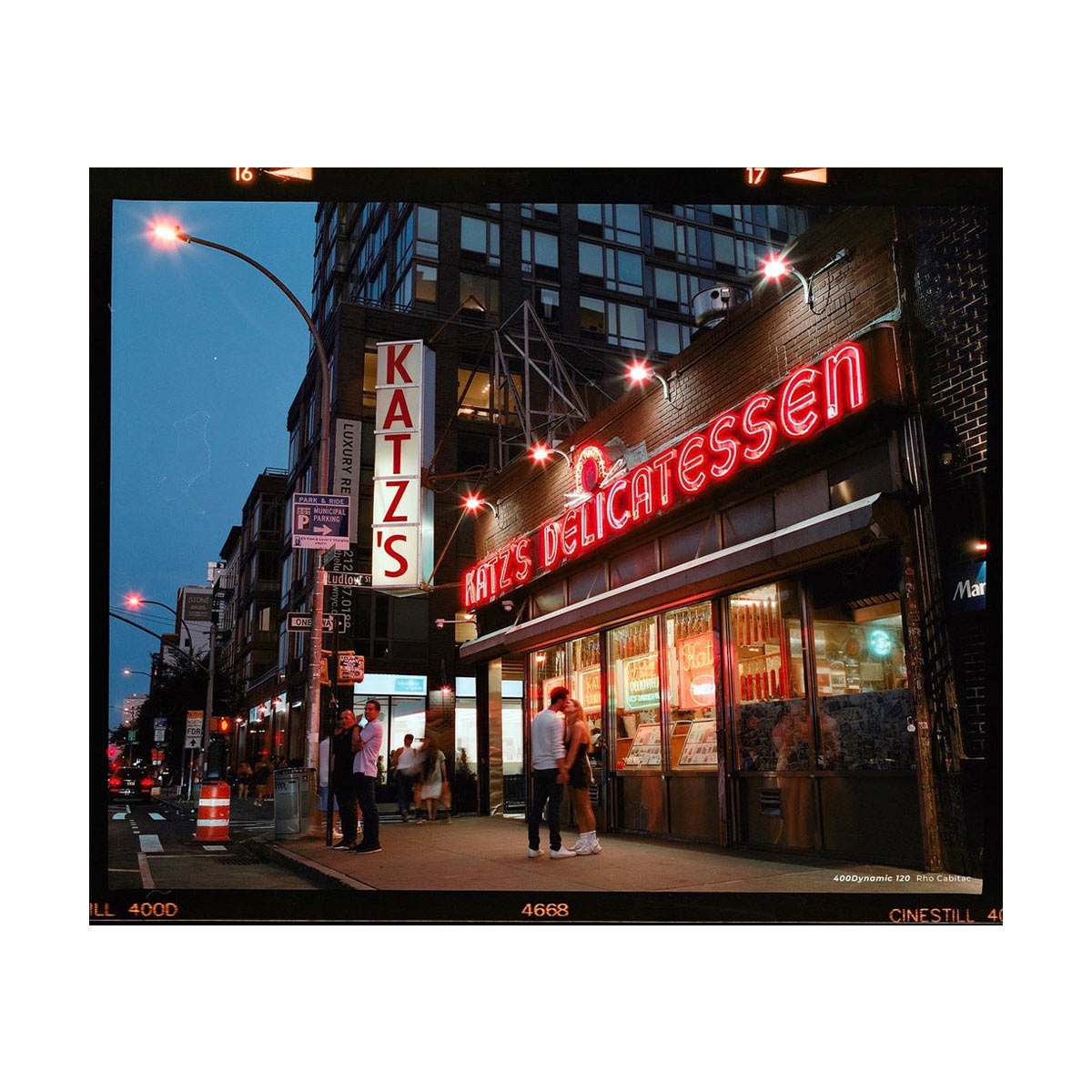 CineStill 400Dynamic 120 Color Negative Film (One Roll) - Perfect for Medium Format Photography, Portraits & Landscape Shooting