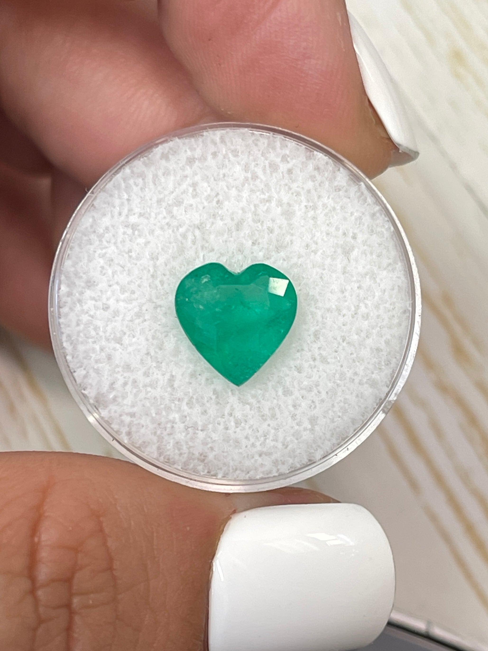2.52 Carat Natural Colombian Emerald Heart Cut Loose Gemstone - 9.5x9.5mm Vivid Green for Jewelry Making, Engagement Rings & Collector's Items