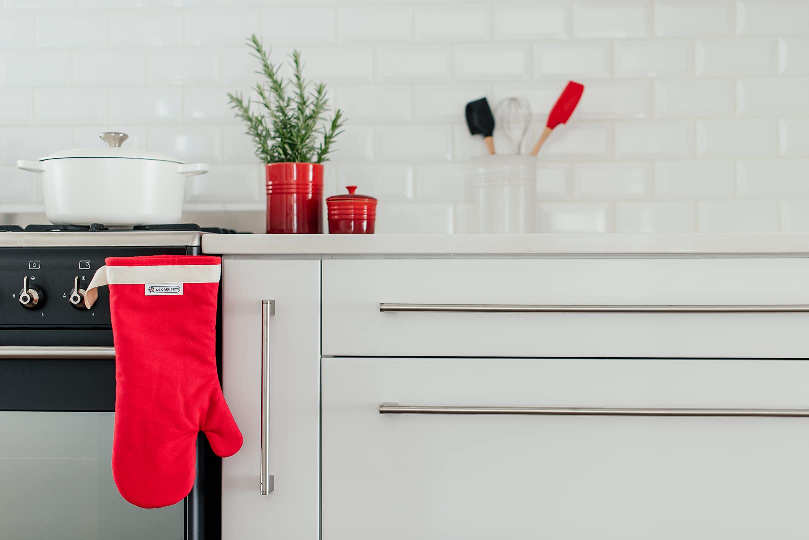 Le Creuset Heat Resistant Oven Mitt - Cherry Red Kitchen Glove for Baking, Grilling & Cooking - Perfect for Hot Pans, Pots & Baking Sheets