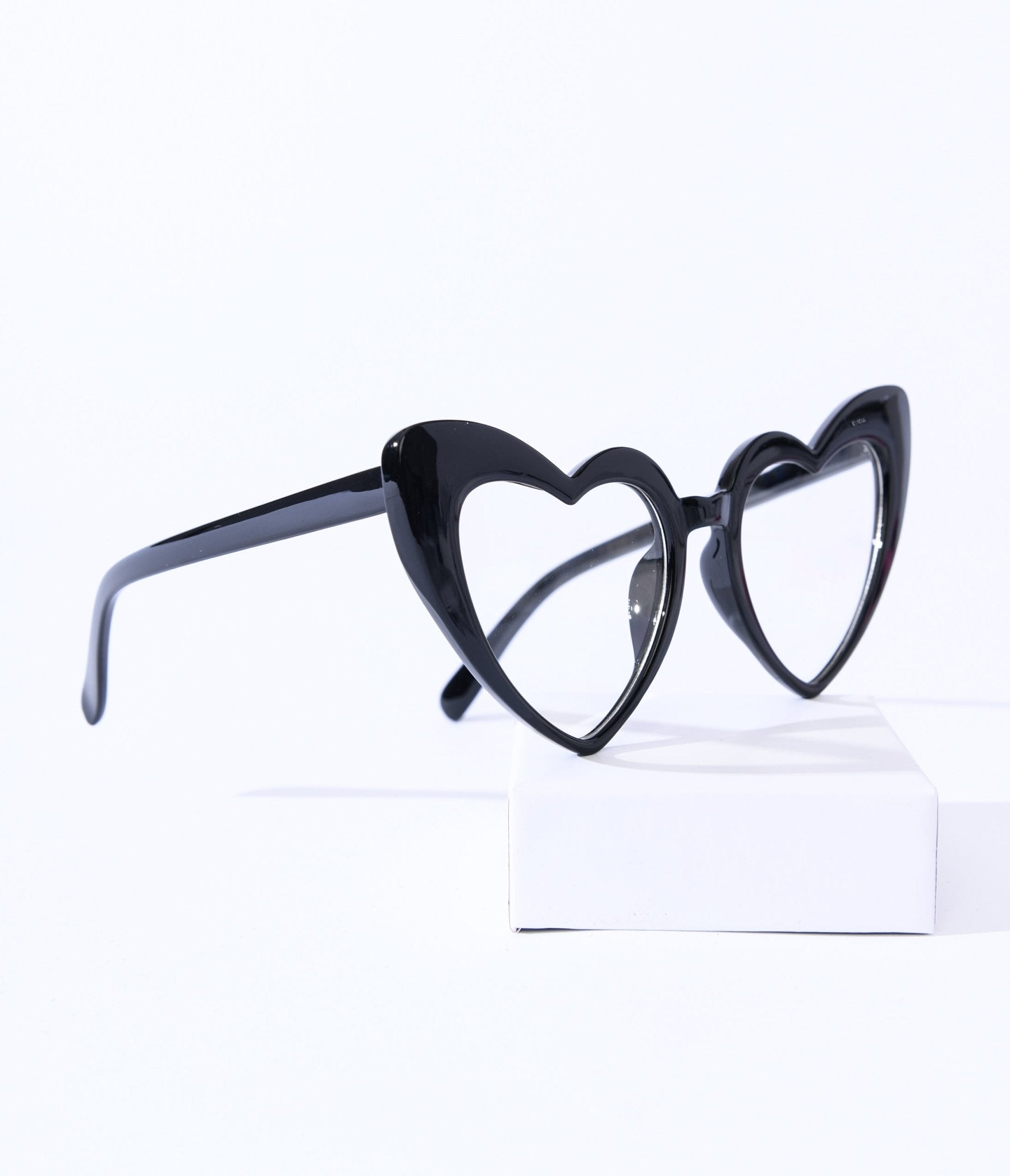 Unique Vintage Black Heart Sunglasses - Stylish Retro Cat Eye Glasses for Women, Perfect for Parties, Dates & Instagram Photos