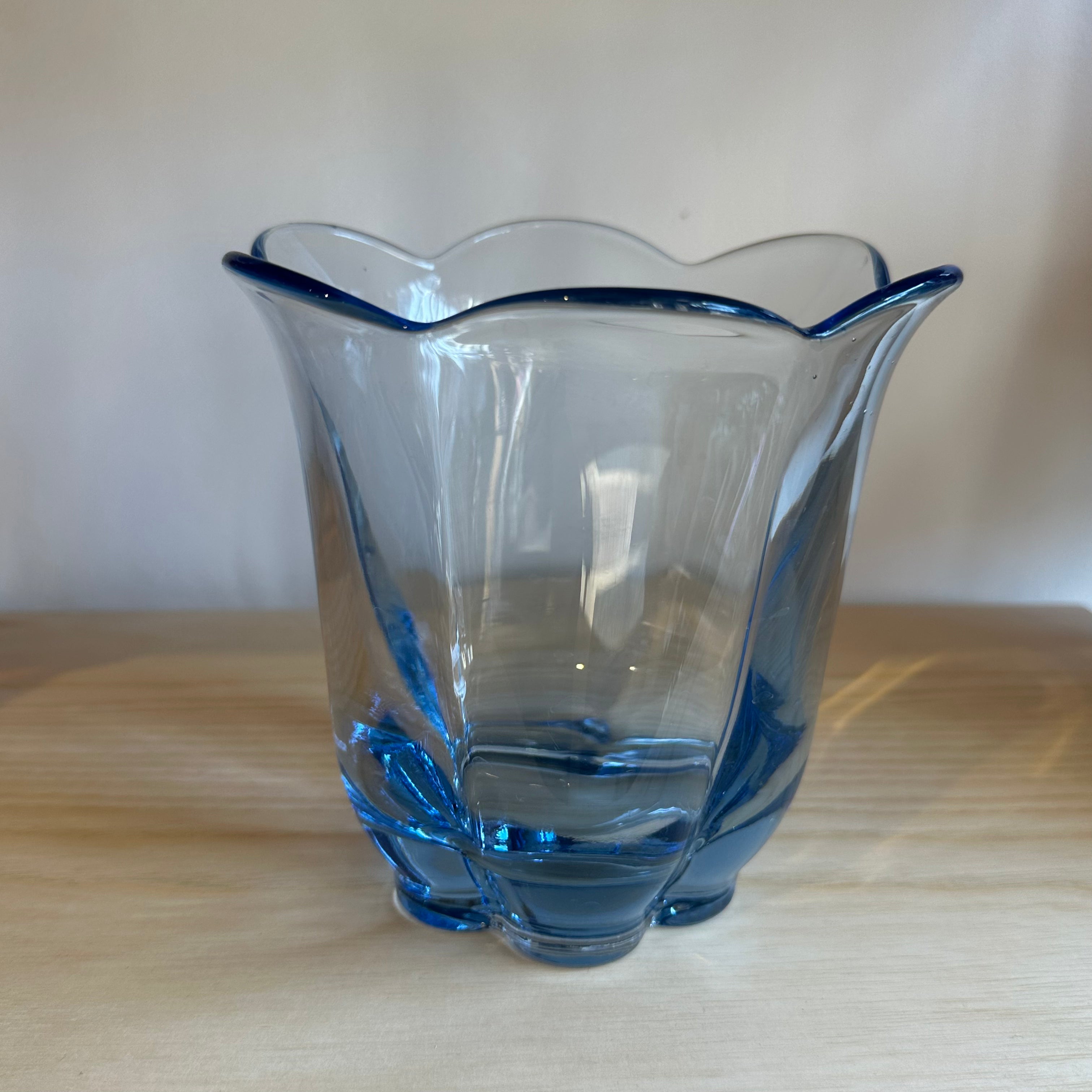 Elegant Glass Tulip Vase for Fresh Flowers - Perfect for Home Decor, Wedding Centerpieces & Dining Table Arrangements