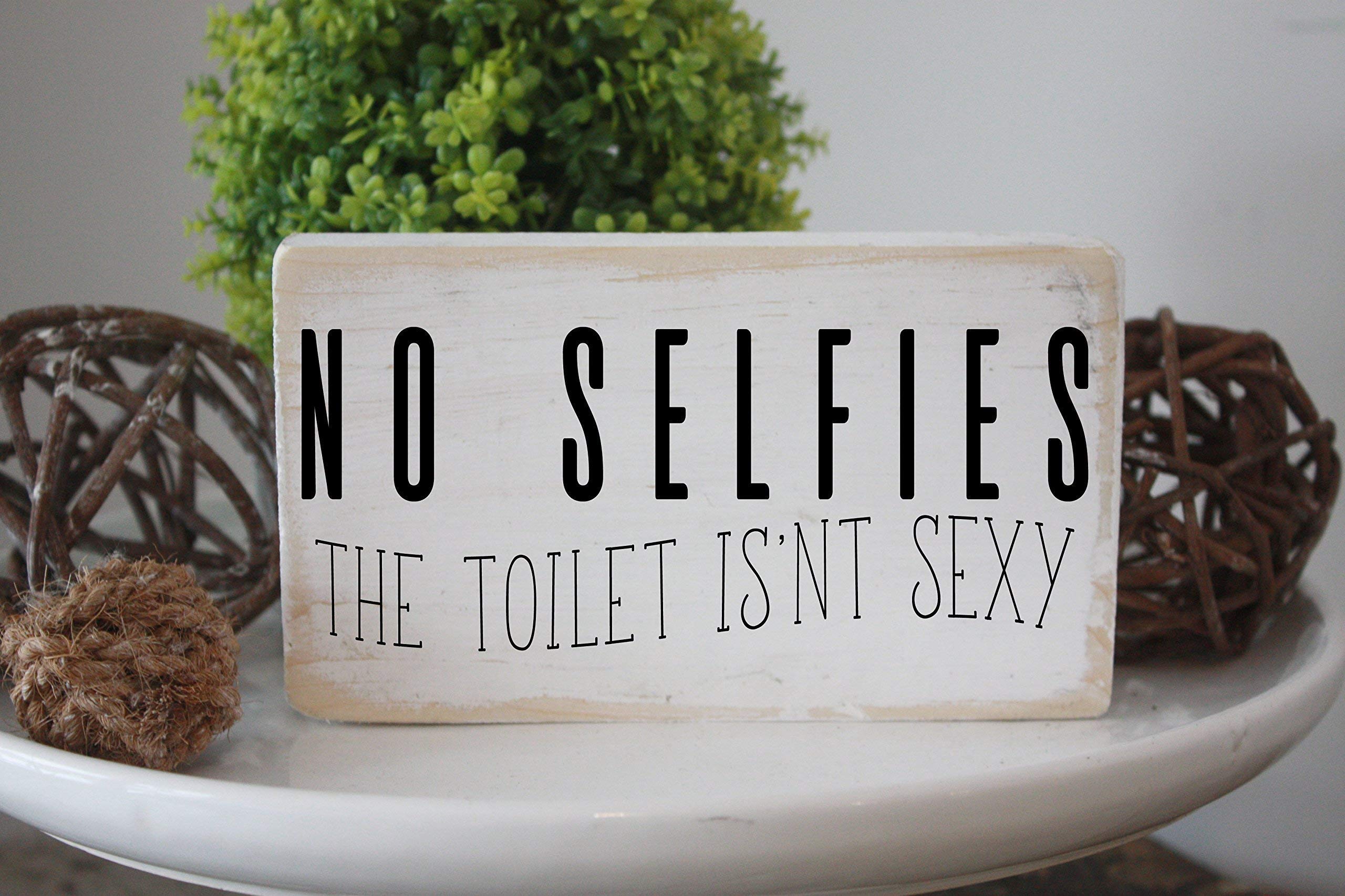 No Selfies in Bathroom Sign - Funny Modern Farmhouse Decor for Toilet - Perfect for Home, Office & Restroom Humor