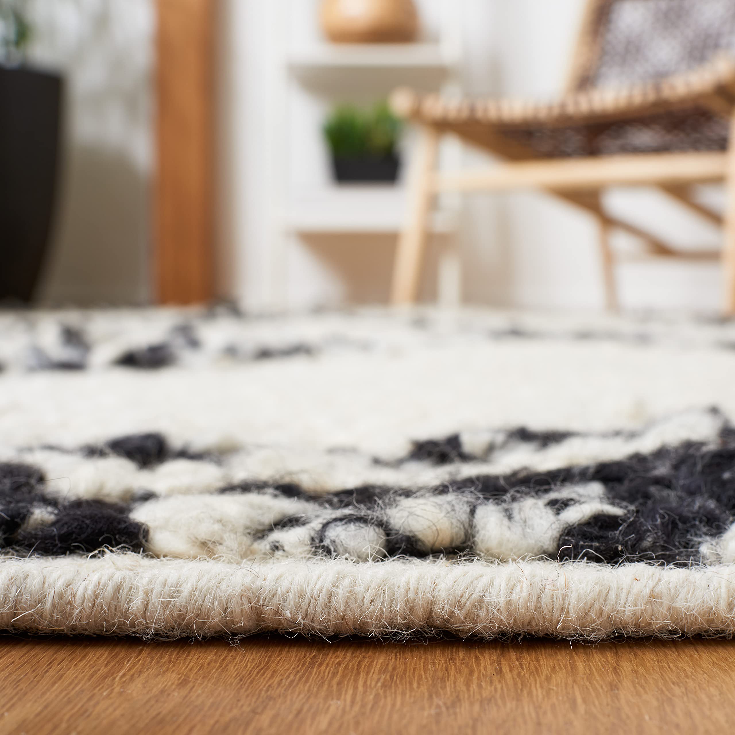 SAFAVIEH Manhattan Collection 5' x 8' Ivory Black MAN352A Handmade Premium Wool Area Rug for Living Room, Dining Room, Bedroom - Soft & Durable Floor Decor for Home & Office