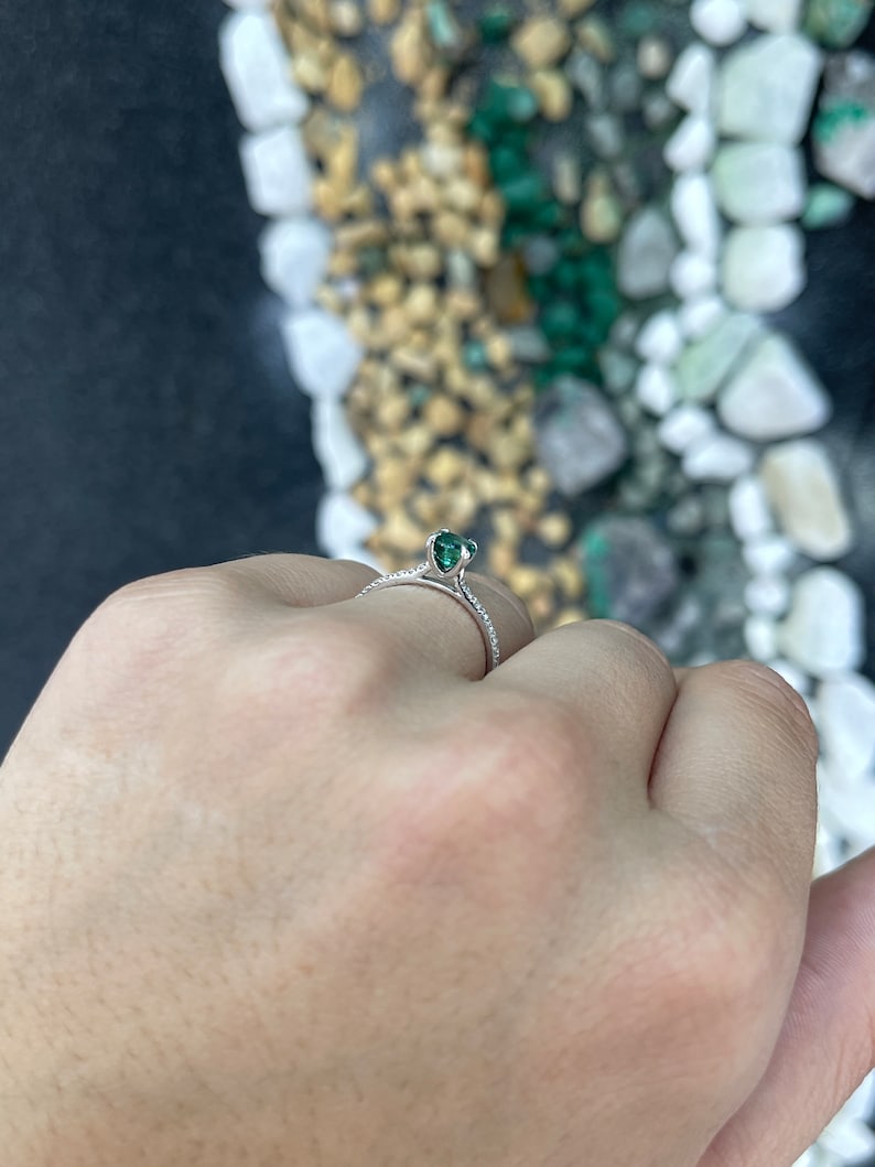 1.07tcw AAA Quality Round Cut Emerald & Diamond Accent 14K White Gold Engagement Ring for Women - Perfect for Proposals, Anniversaries & Special Occasions
