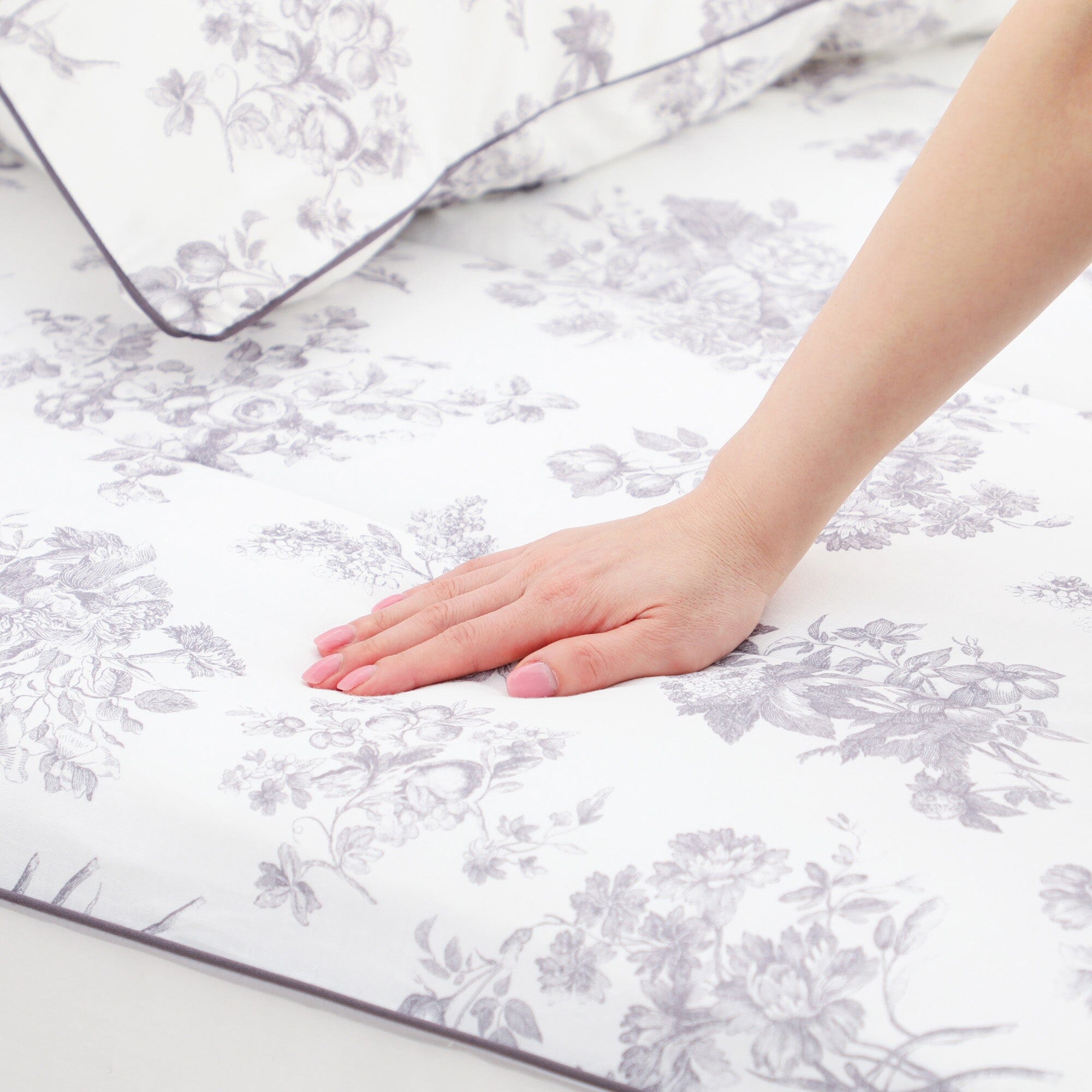 Fuwaro Cooling Quilt - Classic Floral Design Single Size Bedding for Hot Sleepers - Perfect for Summer Nights & Warm Climate Comfort