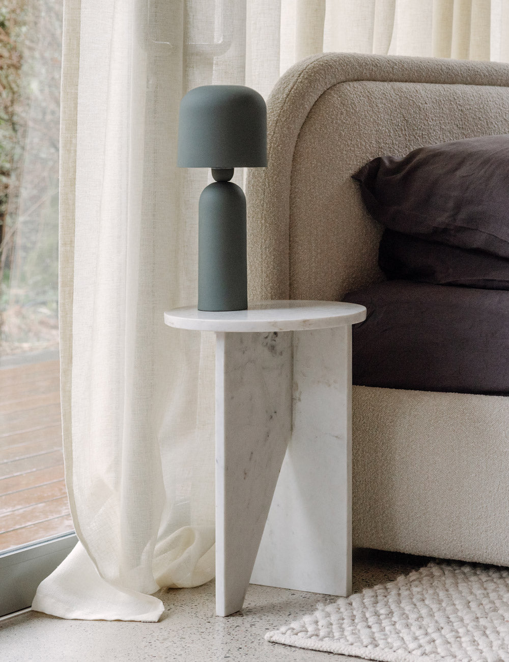 Biagio Round Side Table - Modern End Table for Living Room, Bedroom & Office - Small Accent Table with Sturdy Metal Base - Perfect for Coffee, Books & Decor