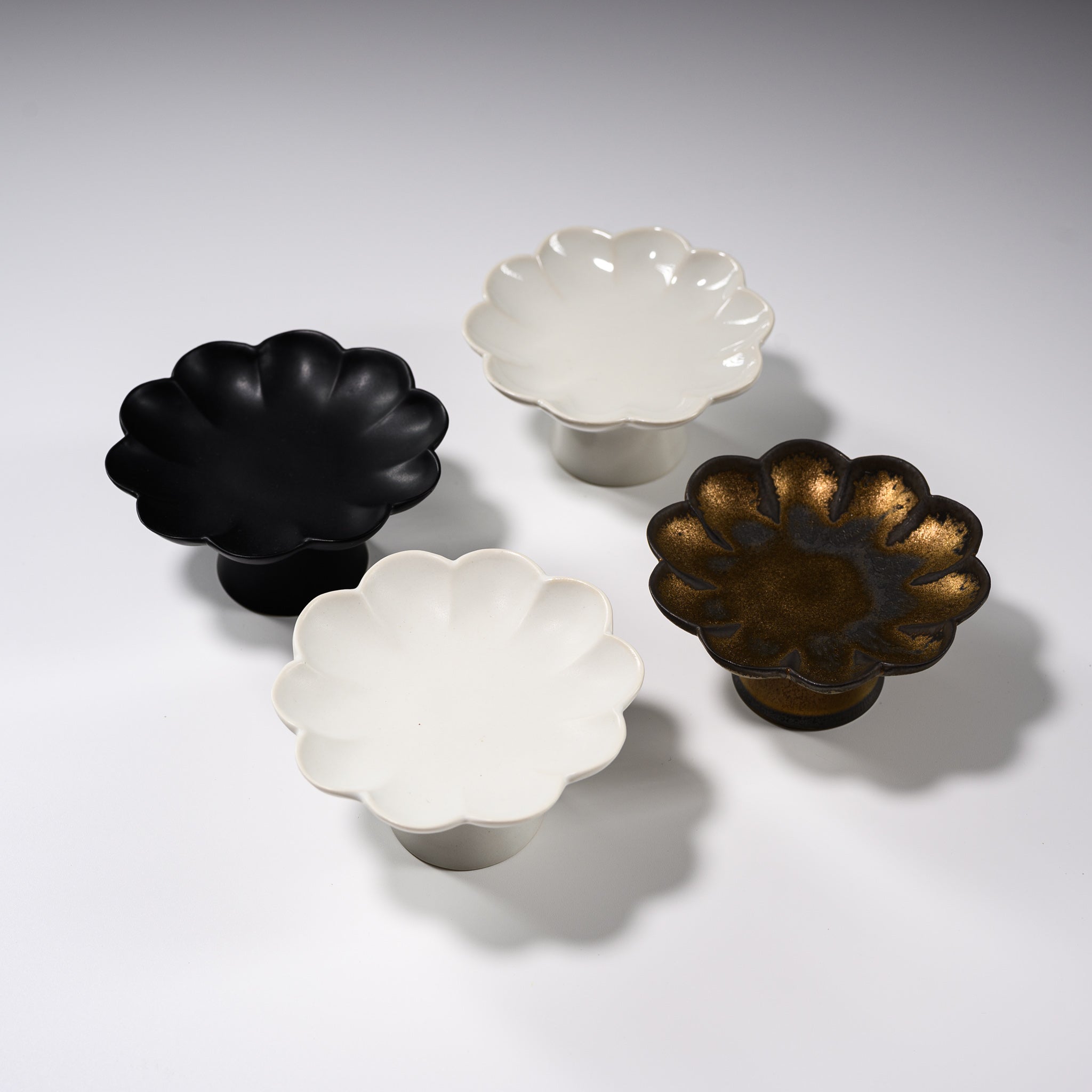 USUKIYAKI Handmade Small Pedestal Dish - Japanese Ceramic Appetizer Plate for Sushi, Desserts & Home Decor | Authentic Utsuki Pottery