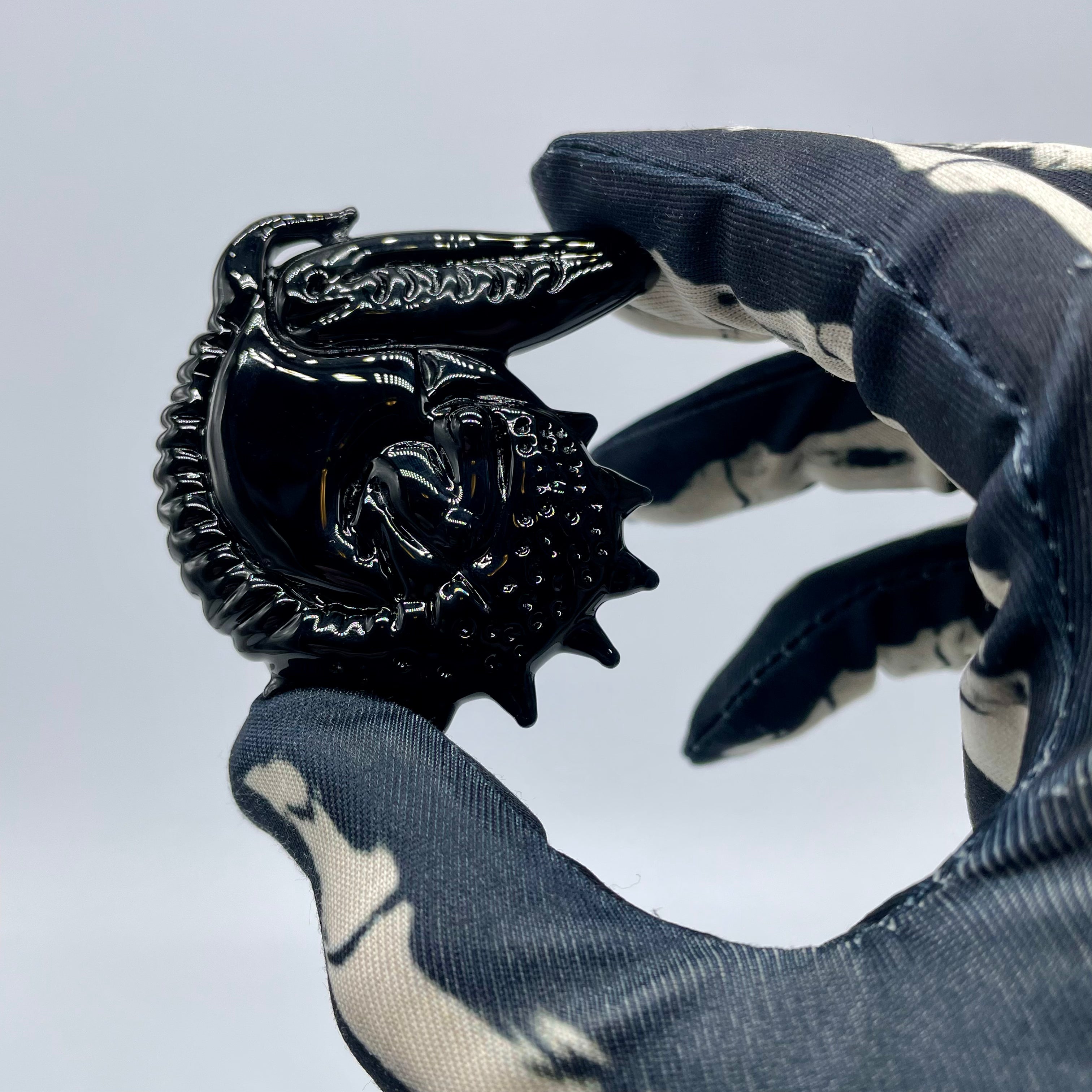 Xenomorph Alien Movie Pendant Necklace - Sci-Fi Jewelry for Fans of Alien Franchise & Cosplay