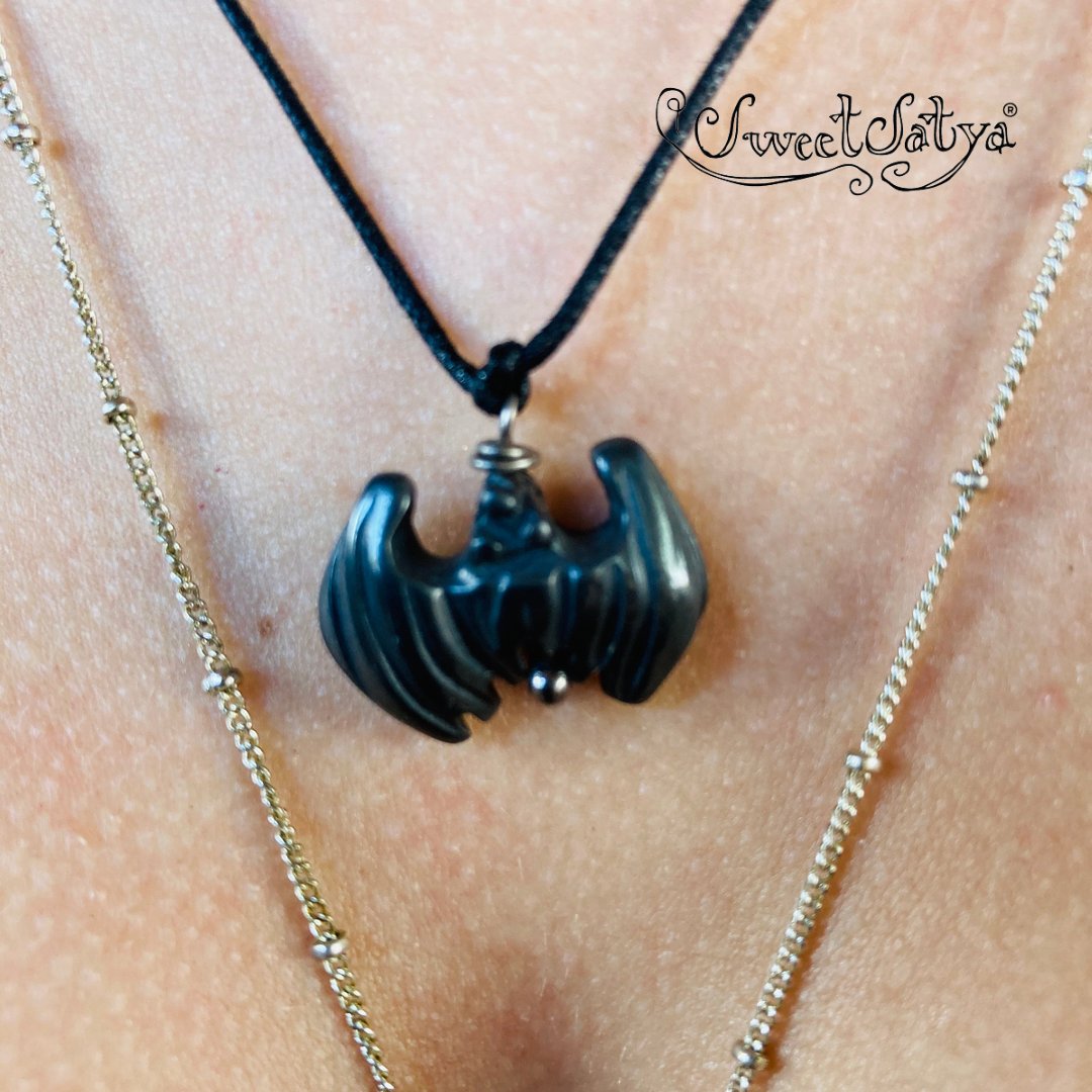 Stylish Bat Necklace with Hematite Stone - Gothic Jewelry for Women & Men - Perfect for Halloween, Cosplay & Everyday Wear