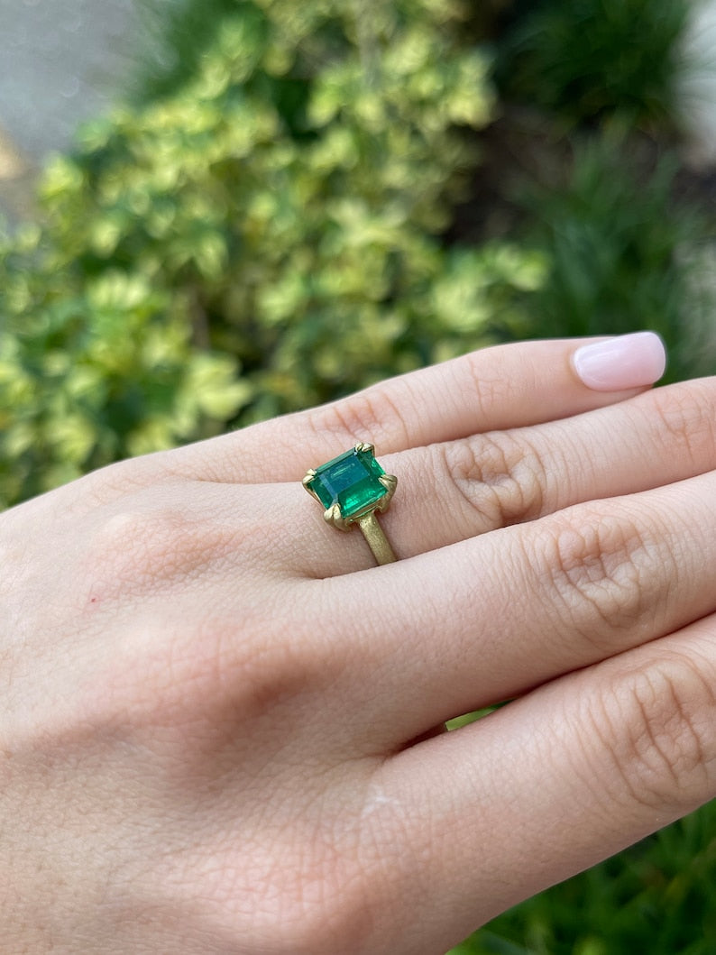 2.68ct 18K Gold AAA Emerald Cut Solitaire Engagement Ring with Double Claw Prong Setting - Rich Green Gemstone, Satin Finish for Wedding Proposals & Anniversary Gifts