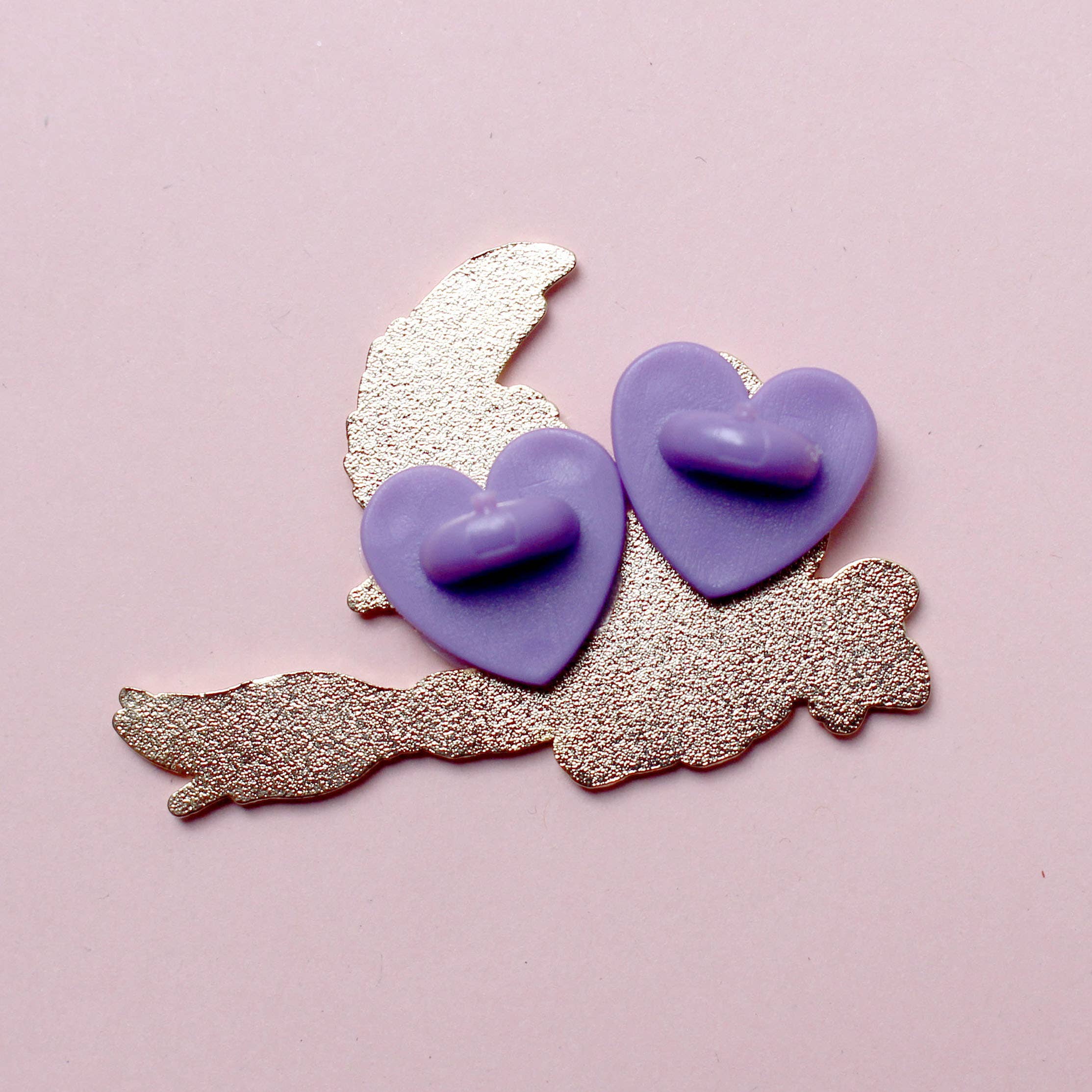 Broomstick Cat Enamel Pin - Cute Witchy Cat Brooch for Backpacks, Jackets & Accessories - Perfect for Halloween, Cosplay & Kawaii Fashion