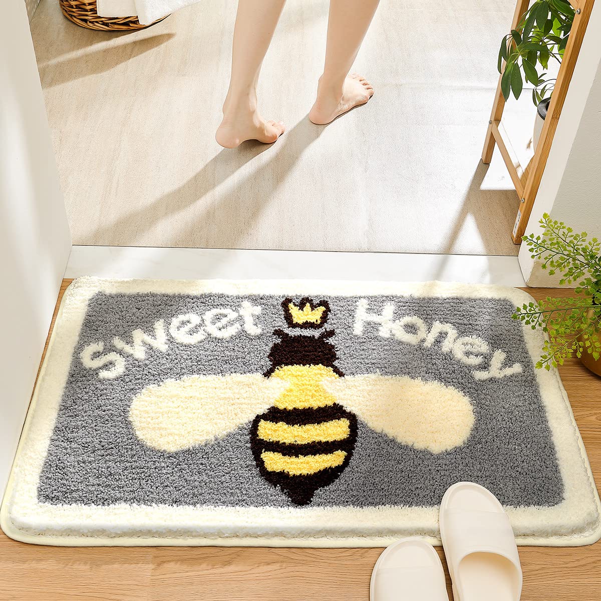 Extra Soft Absorbent Bath Rug - Non-Slip Comfortable Bathroom Mat for Tub & Shower, Machine Washable 16x24 Inch Cute Bee Design - Perfect for Bathroom Safety and Cozy Home Decor