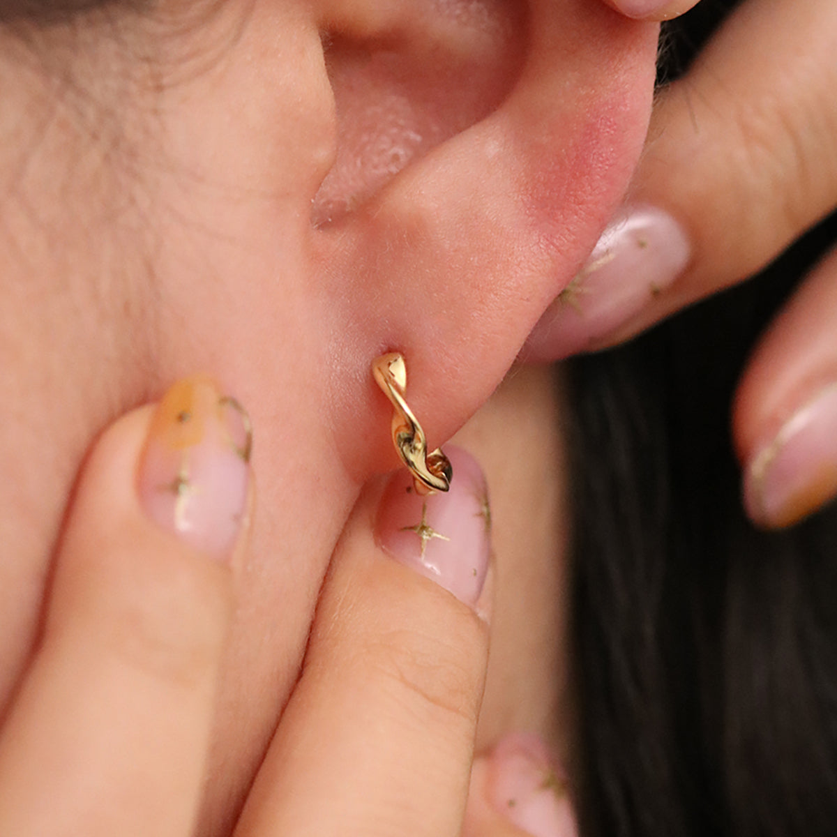 Twisted Huggie Hoop Earrings for Women - Gold & Silver Minimalist Huggies - Perfect for Everyday Wear, Parties & Gifts