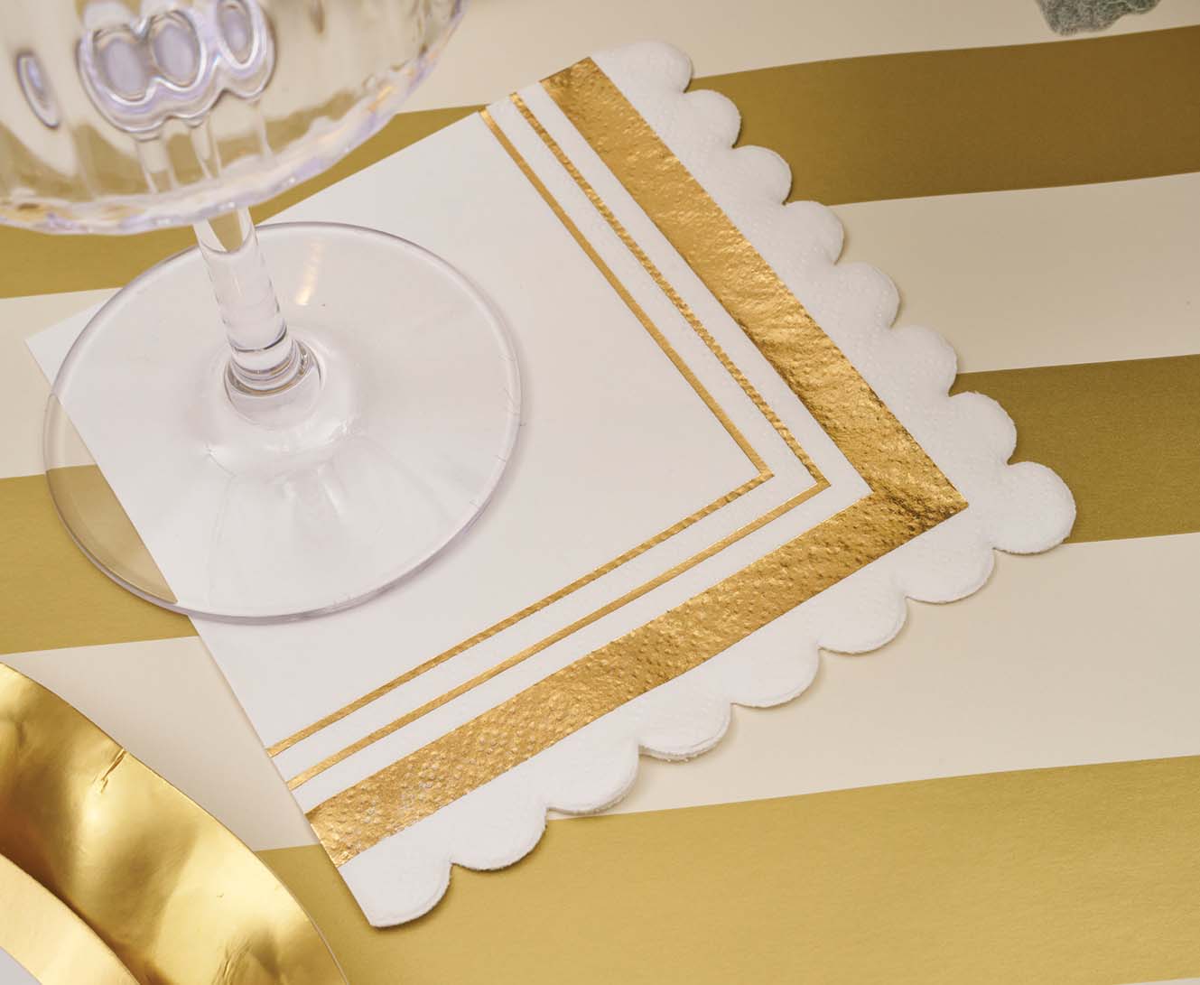 Elegant Gold & White Table Setting for Weddings, Parties & Special Occasions - Premium Dinnerware Set for Formal Dining & Home Decor