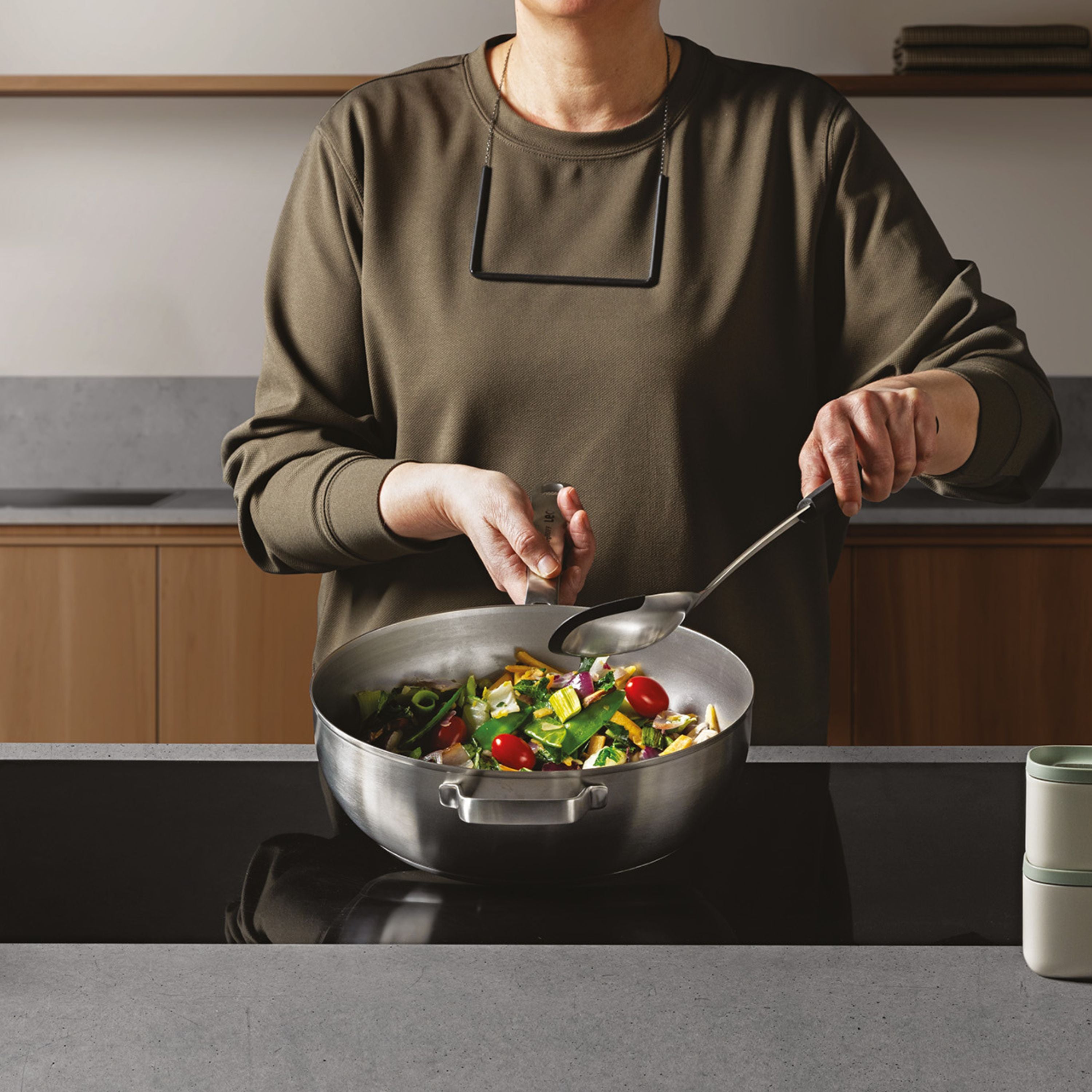 BergHOFF Leo Graphite Recycled 18/10 Stainless Steel Wok Pan - 11 Inch, 5.2 Quart Capacity with Tempered Glass Lid - Perfect for Stir-Frying, Sautéing & Asian Cooking