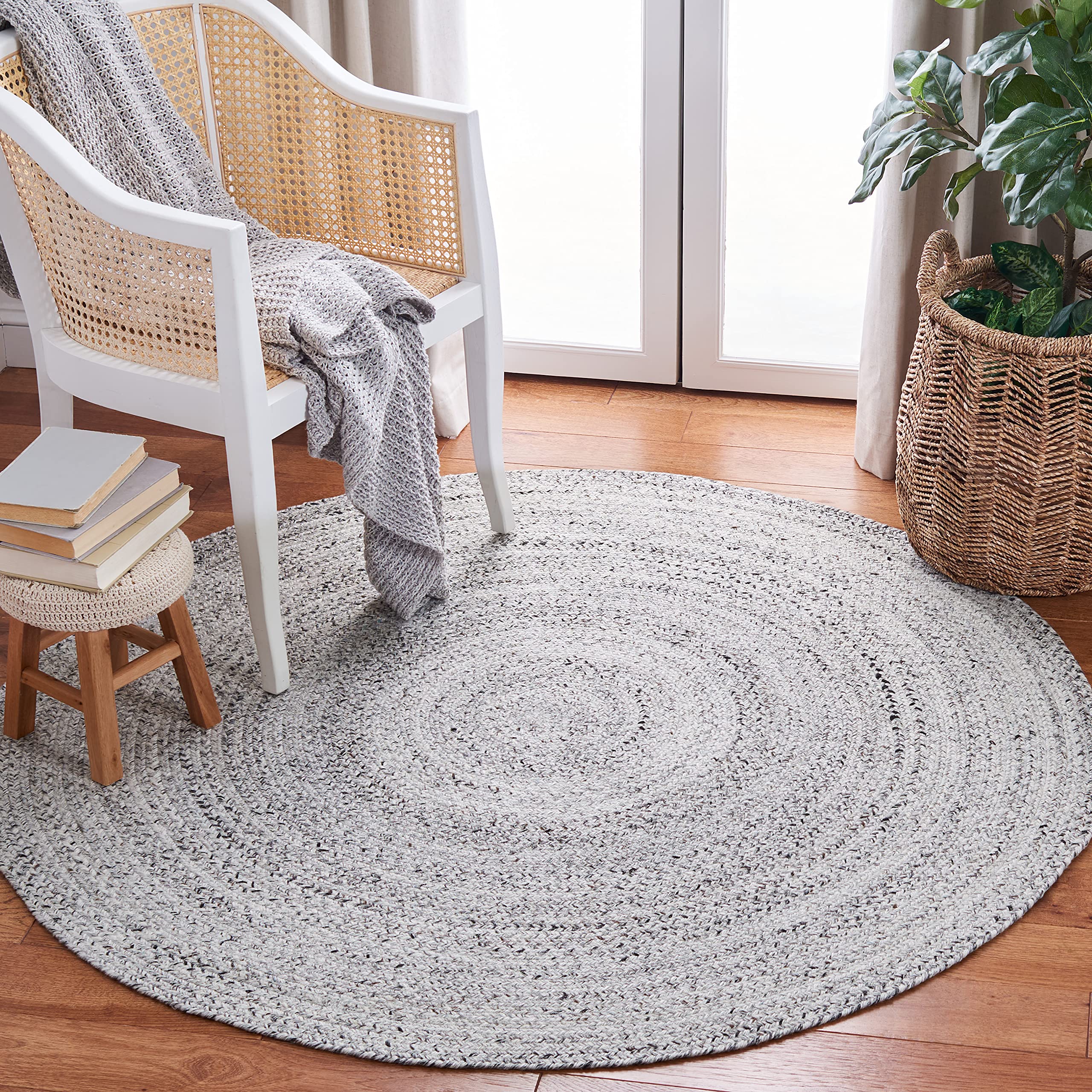 SAFAVIEH Handmade Braided Collection Reversible Round Area Rug - 5' Diameter, Silver & Charcoal, Country Cottage Style for High Traffic Living Room, Bedroom, Dining Room | Durable & Soft Floor Decor (BRD800G)