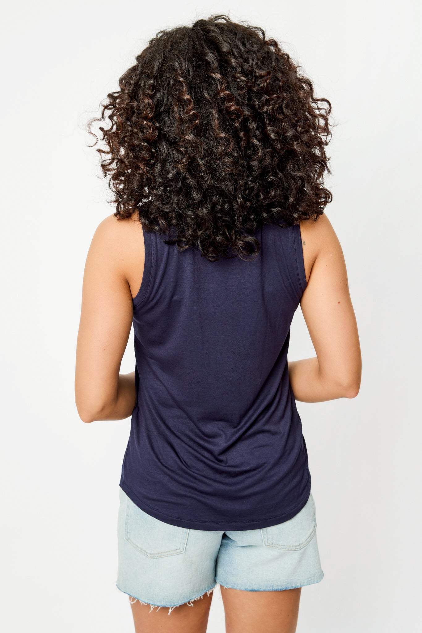 Adventure Awaits Women's Sleeveless Crew Neck Tank Top with Shirttail Hem - Perfect for Hiking, Travel & Summer Outdoor Activities