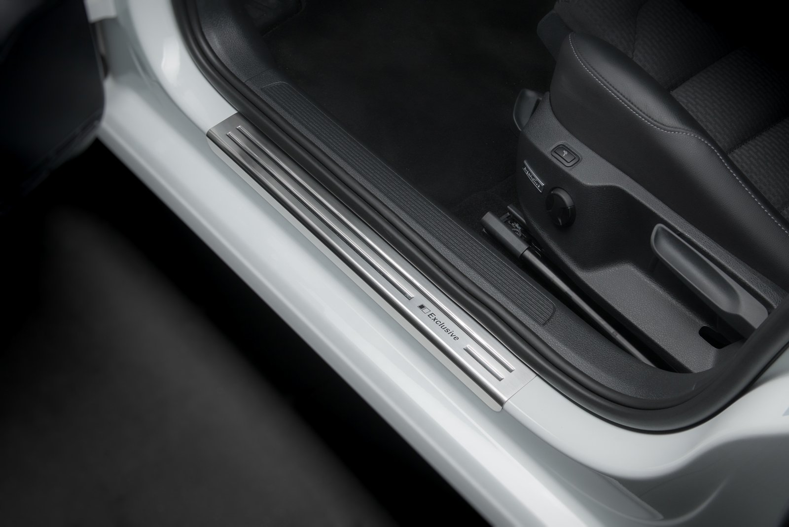 AUTOSTYLE 2/22057 Stainless Steel Door Sill Protector - Silver - Scratch Resistant Car Door Edge Guard for Vehicles - Perfect for SUVs, Trucks & Sedans