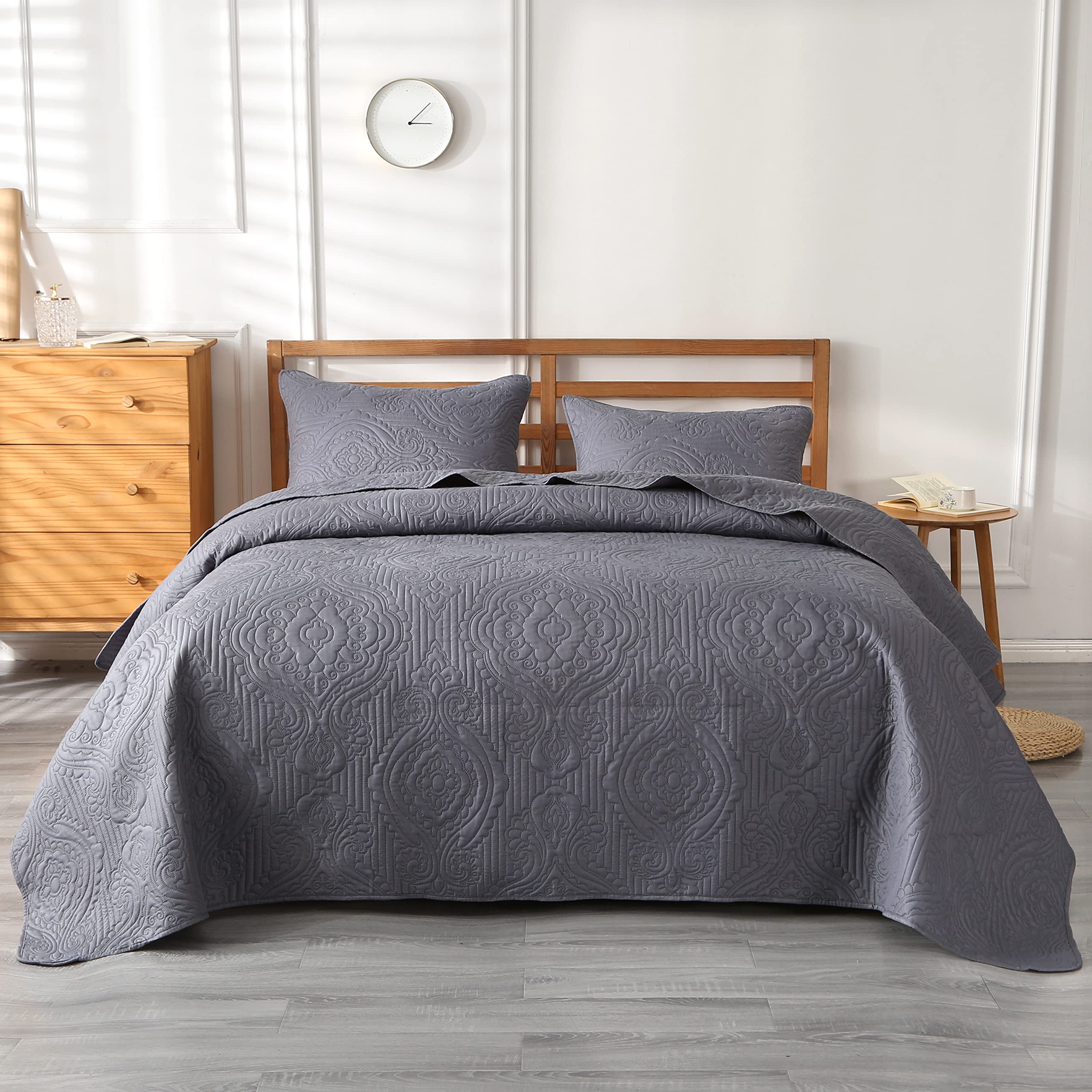 ENJOHOS Summer Quilt Bedspread Queen Size - Lightweight Grey Reversible Microfiber Embossed 3-Piece Bedding Set with Pillow Shams | Breathable Thin Quilted Blanket for Queen Bed | Perfect for Summer Nights, Guest Rooms & Cozy Bedroom Decor