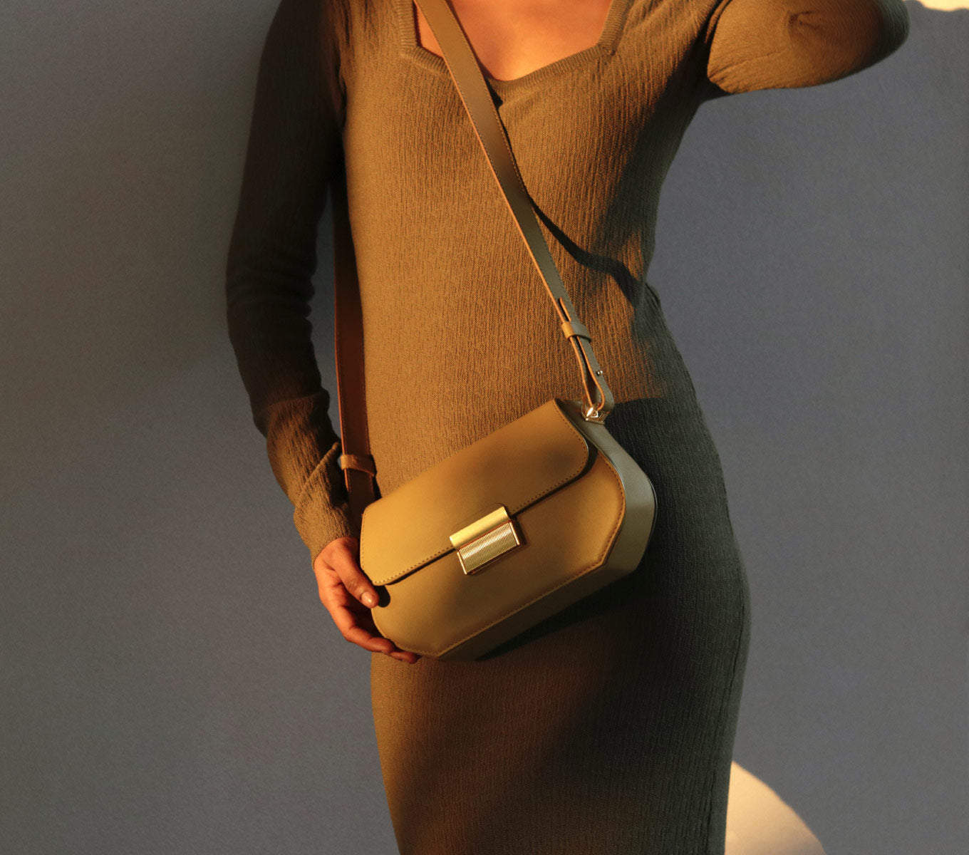 DELLA Women's Shoulder Bag - Stylish & Lightweight Crossbody Purse for Everyday Use, Work, Travel & Shopping