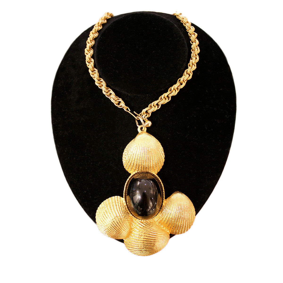 Elegant Shell Pendant Necklace for Women - Beach Jewelry, Boho Chic Accessory, Perfect for Summer Outfits & Vacation Style