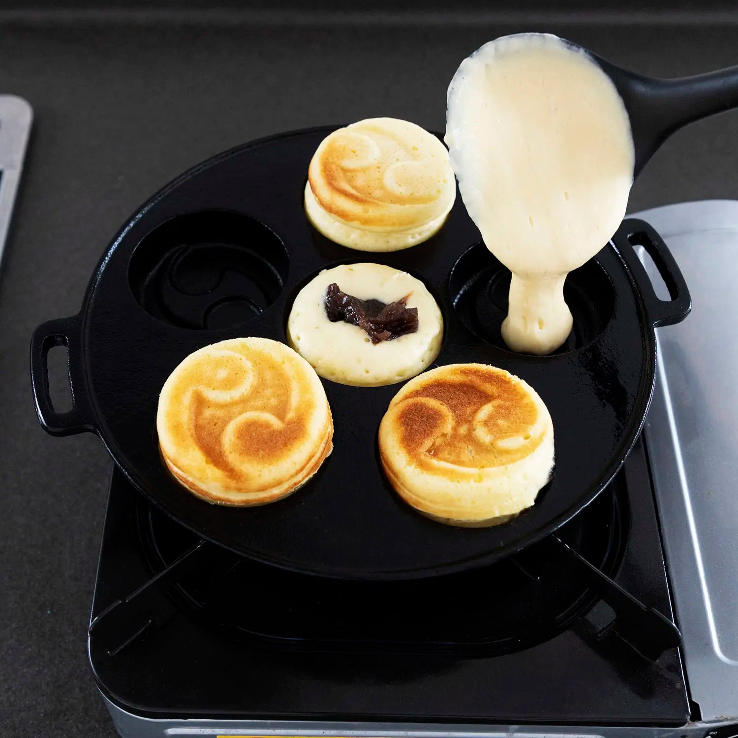 Premium Asahi Chuzo Cast Iron 6-Piece Obanyaki Pan Set - Traditional Tomoe Pattern for Japanese Pancakes, Taiyaki & Desserts - Perfect for Home Baking, Tea Parties & Asian Cuisine