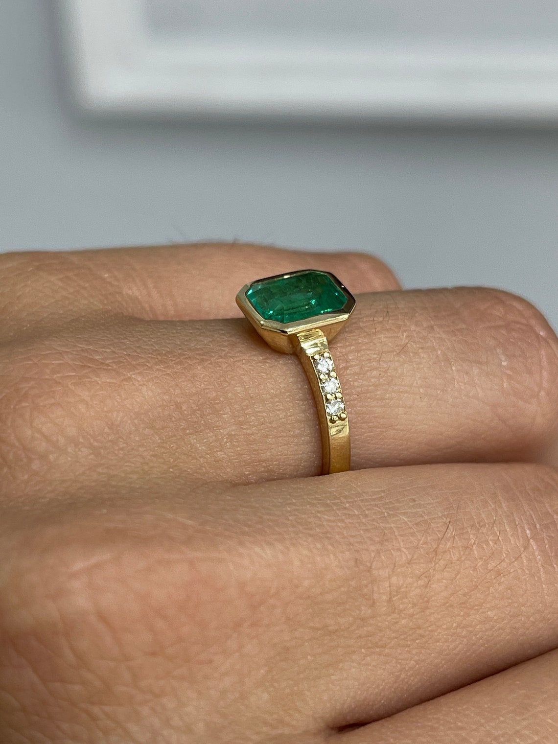 1.90ct Vivid Emerald & Diamond Solitaire Ring in 18K Gold - Elegant Bezel Setting for Engagement, Wedding & Special Occasions