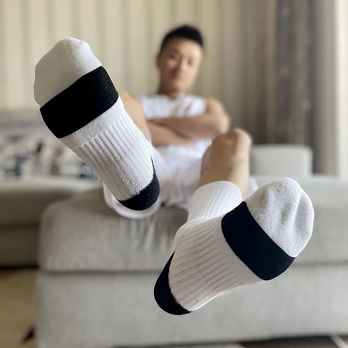 Best Basketball Socks for Men & Women - 4 Pack Thick Compression Crew Socks for Running, Sports & Outdoor Activities - Moisture Wicking Athletic Socks for Gym, Training & Basketball Games