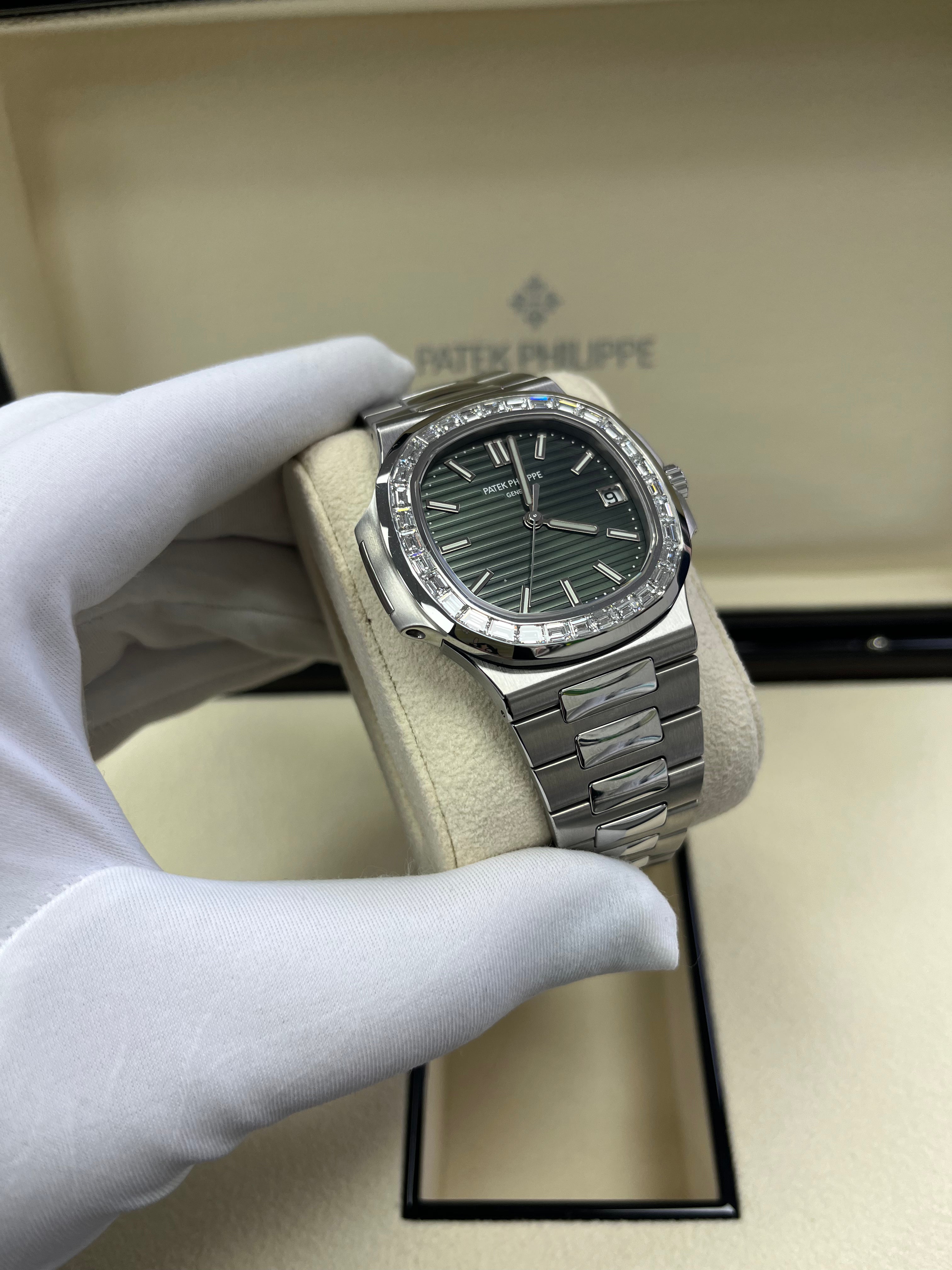 Patek Philippe Nautilus 5711/1300A-001 Luxury Watch with Green Dial - Perfect for Business Meetings & Formal Events