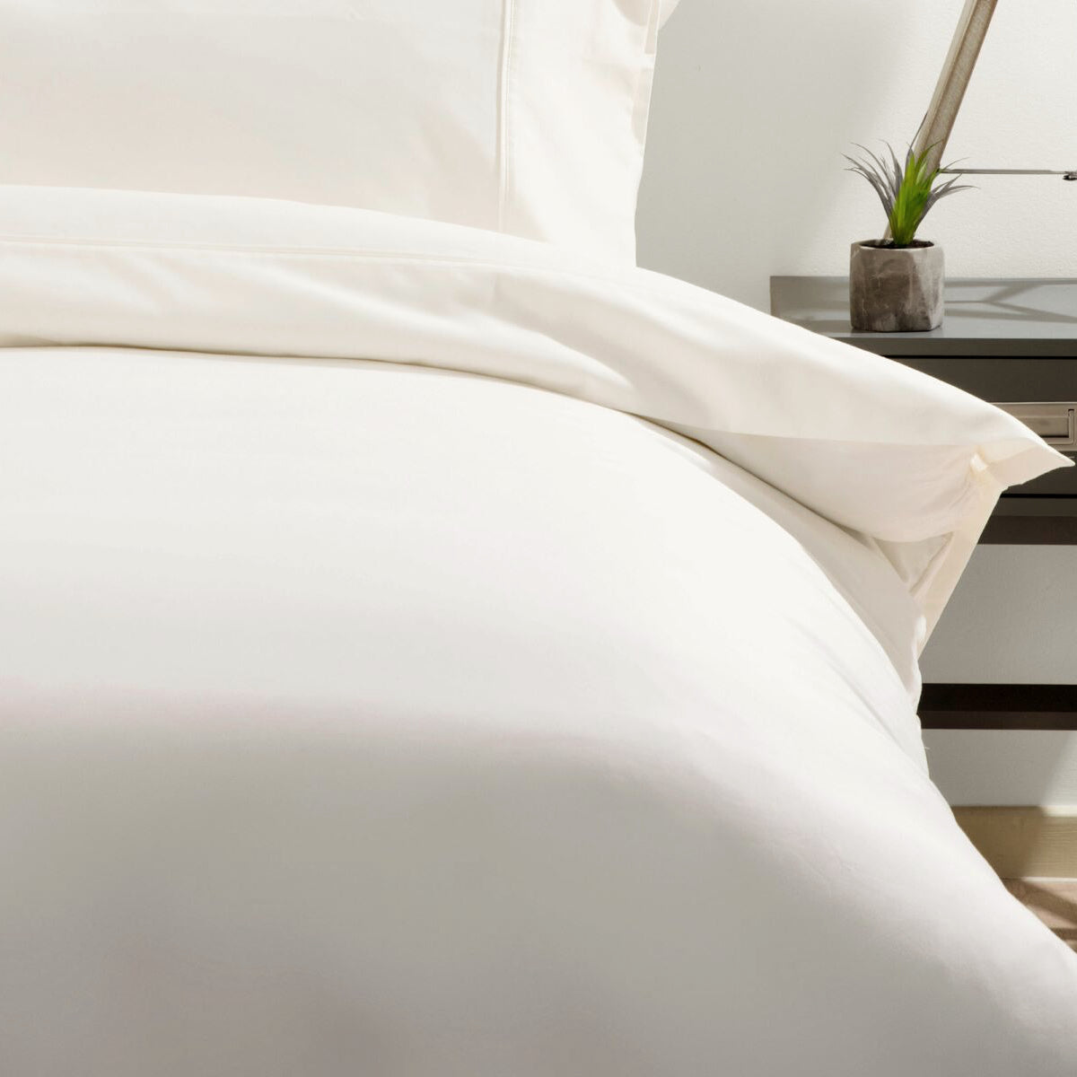Belledorm 600 Thread Count Cotton Sateen Bed Sheets - Ivory Queen Size - Luxury Soft & Breathable Bedding Set - Perfect for Master Bedroom, Guest Room & Hotel Use