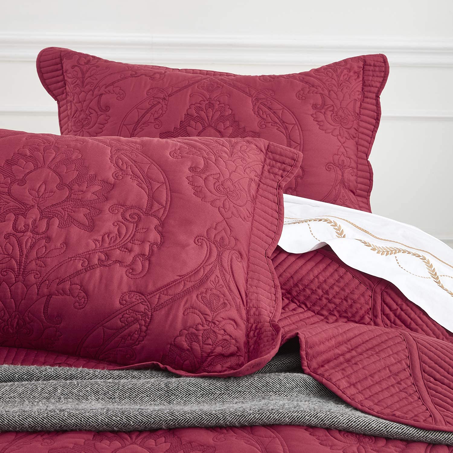 CHIXIN Full Size Lightweight Reversible Bedspread Coverlet Quilt Set - 4 Piece Bedding with Beautiful Stitching & Gorgeous Damask Paisley Pattern (Wine Red) - Perfect for Master Bedroom, Guest Room & Dorm Decor