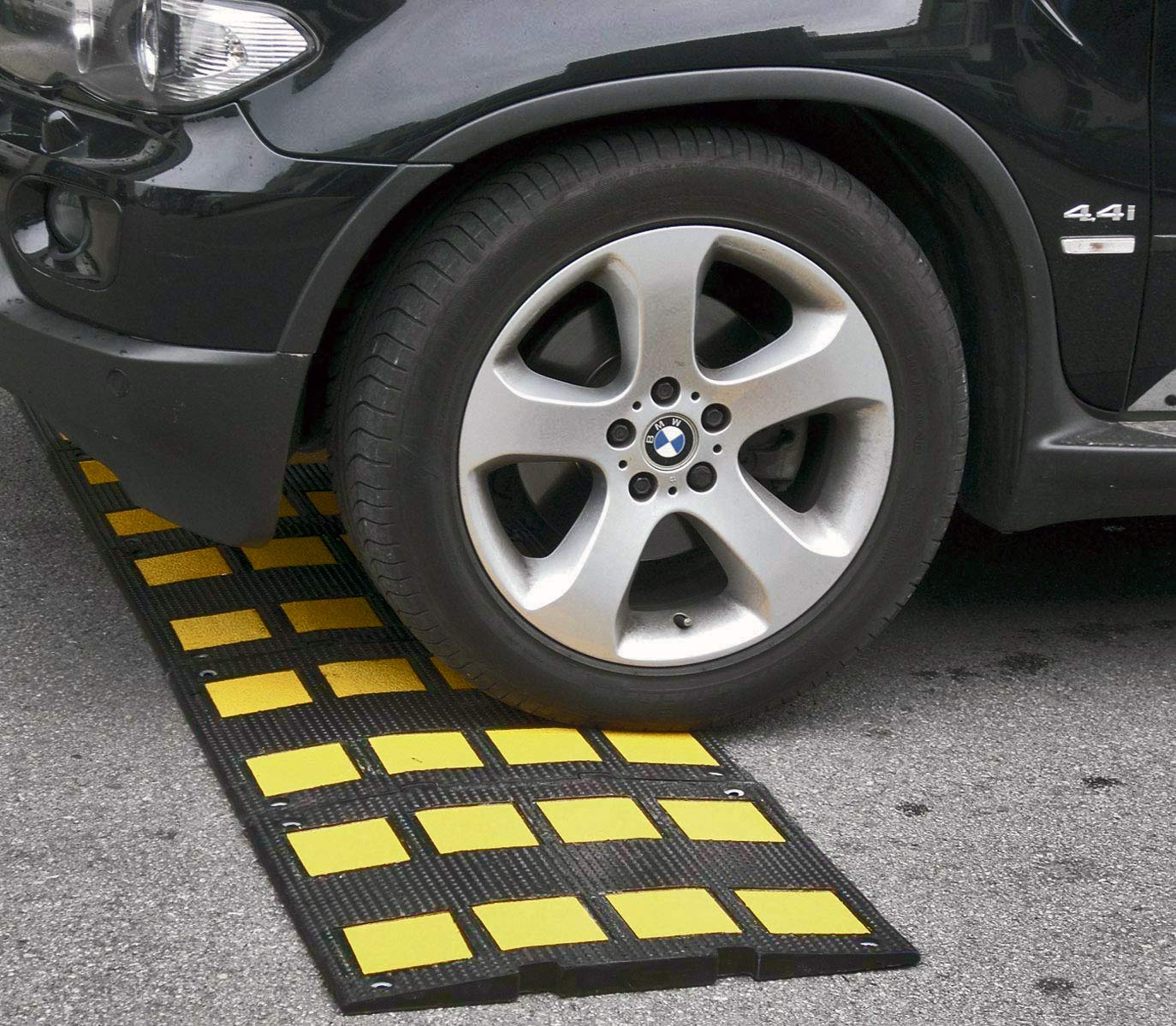 Modular Rubber Speed Bump - Extendable & Interconnectable Traffic Calming Solution (1.125