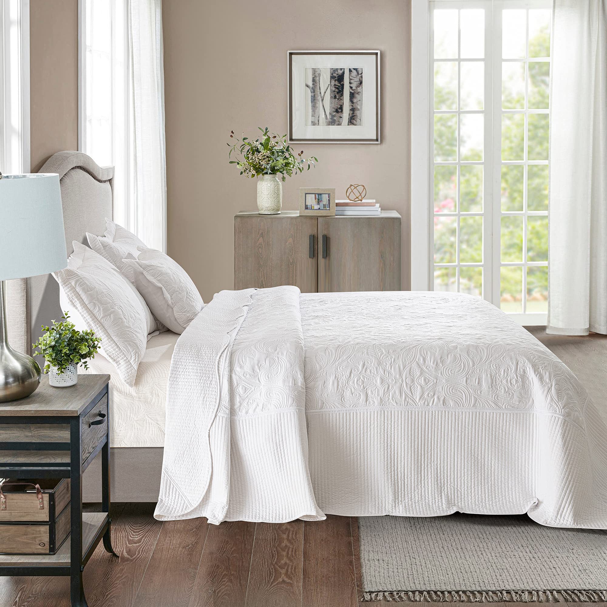 HoneiLife California King Quilt Set - 4-Piece Oversized 120x120 Inch Rustic Reversible Lightweight Bedspread Coverlet for All Seasons | White | Perfect for Master Bedroom, Guest Room & Cozy Farmhouse Decor