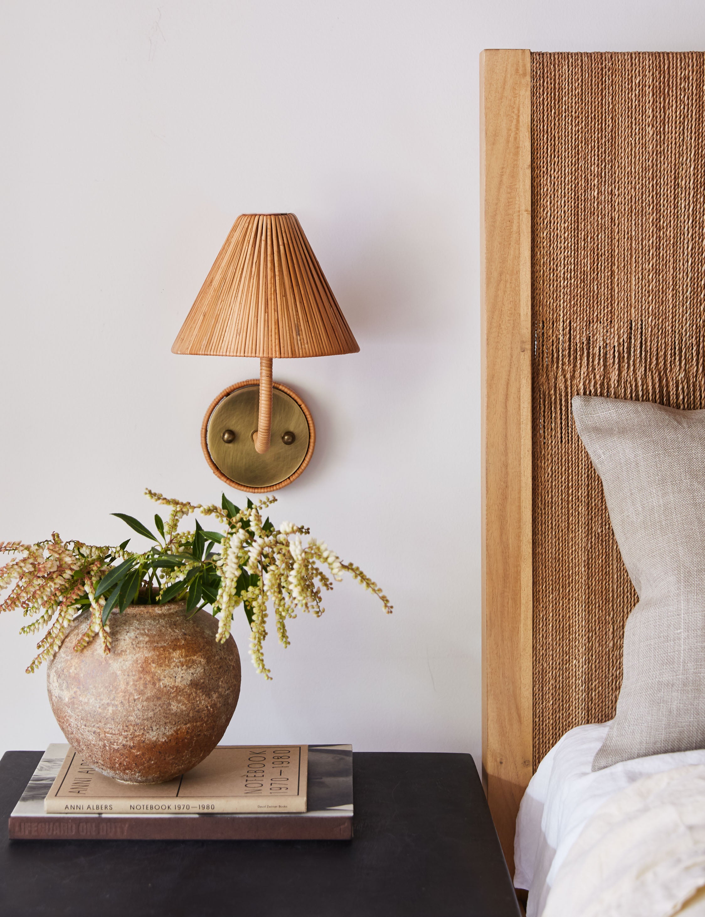 Besson Sconce Wall Light - Modern LED Wall Sconce for Bedroom, Living Room & Hallway Lighting - Energy Efficient Indoor Wall Lamp for Home Decor