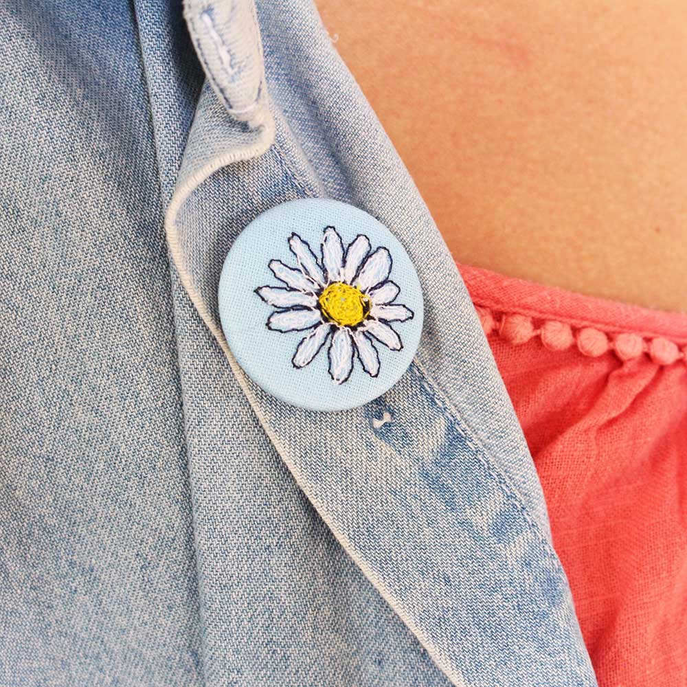 Pretty Daisy Badge - Elegant Floral Pin for Women's Fashion Accessories - Perfect for Jackets, Bags, and Hats