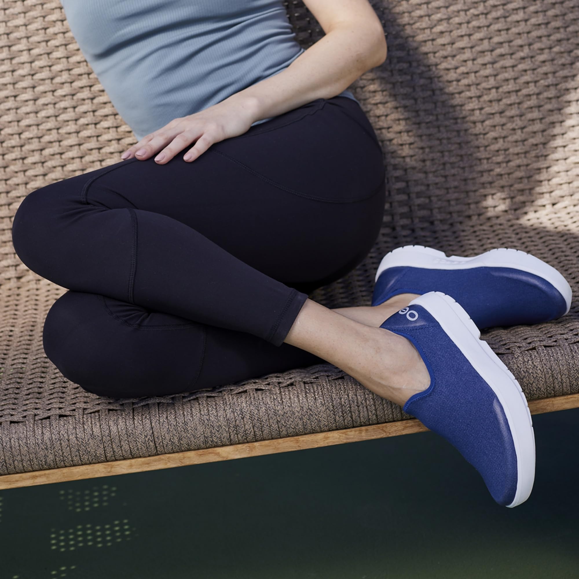OOFOS OOmg eeZee Low Recovery Shoe for Women - Lightweight Comfort Footwear in White & Navy (Size 7.5) - Reduces Foot, Joint & Back Pain - Machine Washable - Perfect for Post-Workout, Travel & Everyday Comfort