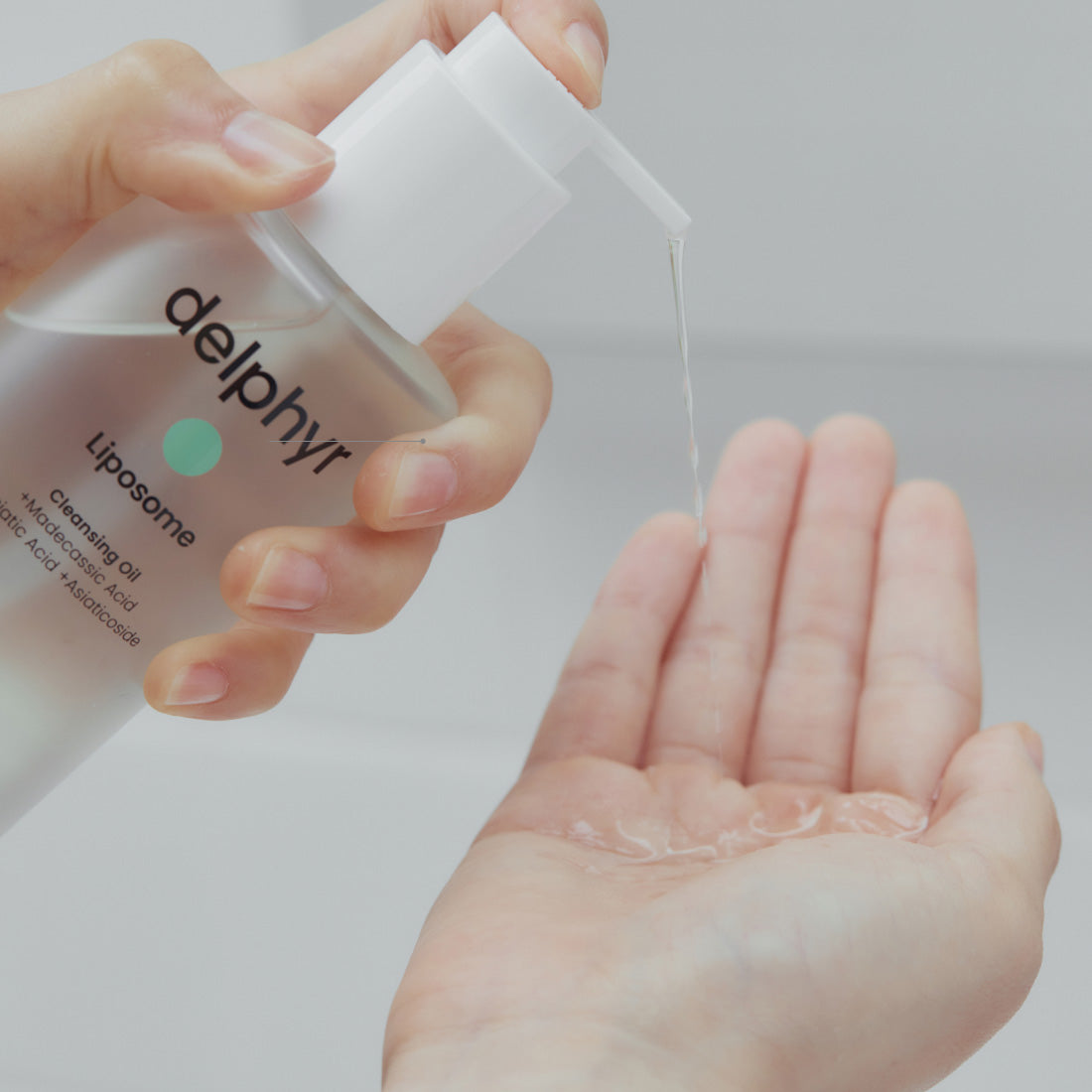 Delphyr Liposome Daily Cleansing Oil 200ml - Gentle Makeup Remover & Deep Cleanser for All Skin Types | Perfect for Daily Skincare Routine & Travel Essentials