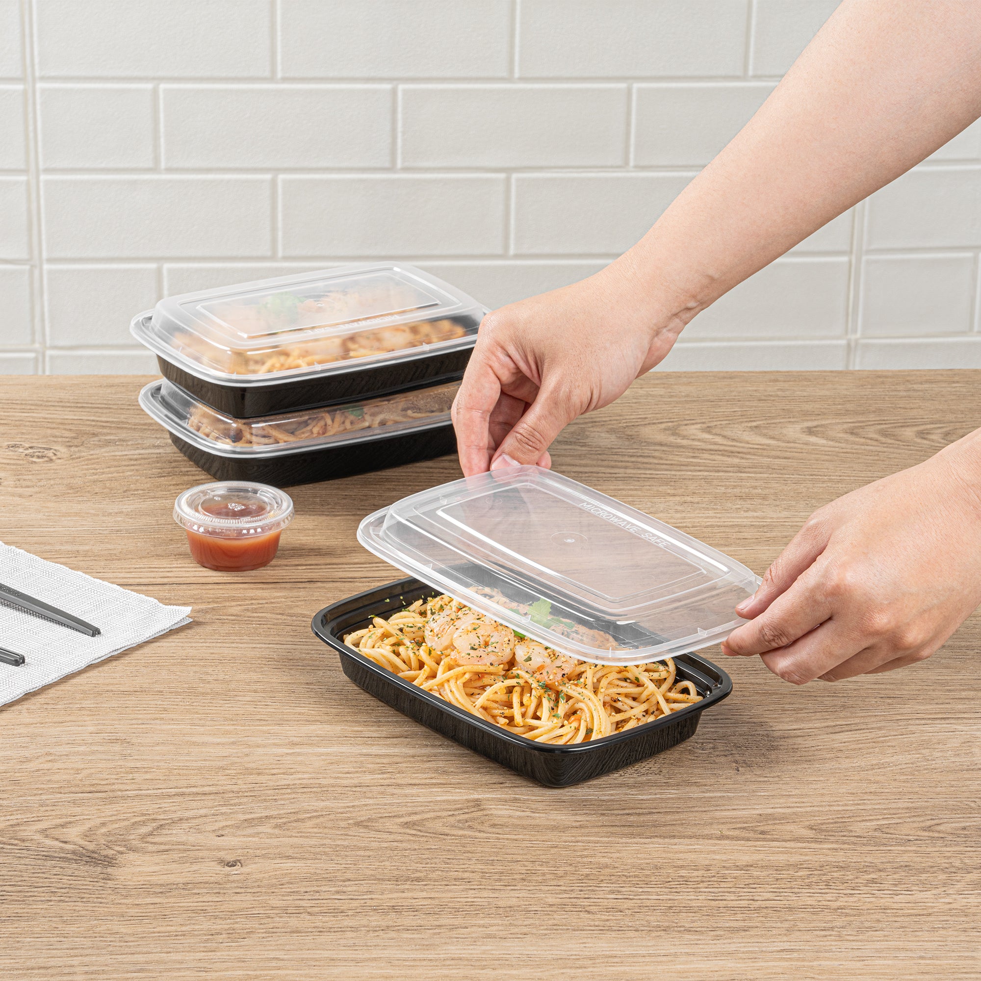 16 oz Black Rectangle Plastic Food Storage Container with Clear Lid - Microwave Safe (7.75