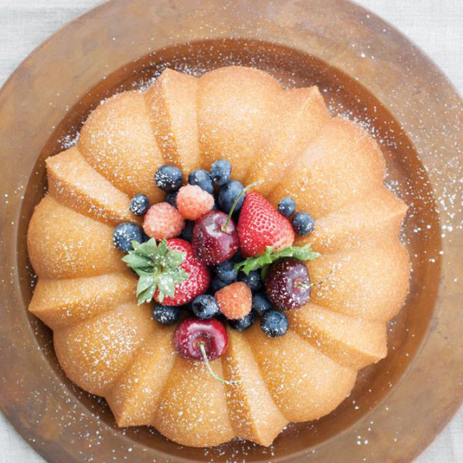 12-Cup Large Bundt Cake Pan - Nonstick Baking Mold for Perfect Cakes, Desserts & Party Treats | Ideal for Holidays, Birthdays & Family Gatherings