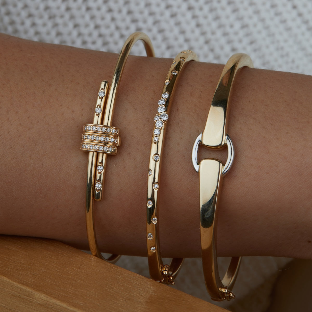 Two-Tone Adjustable Buckle Bracelet for Women - Stylish Fashion Jewelry for Casual & Formal Wear