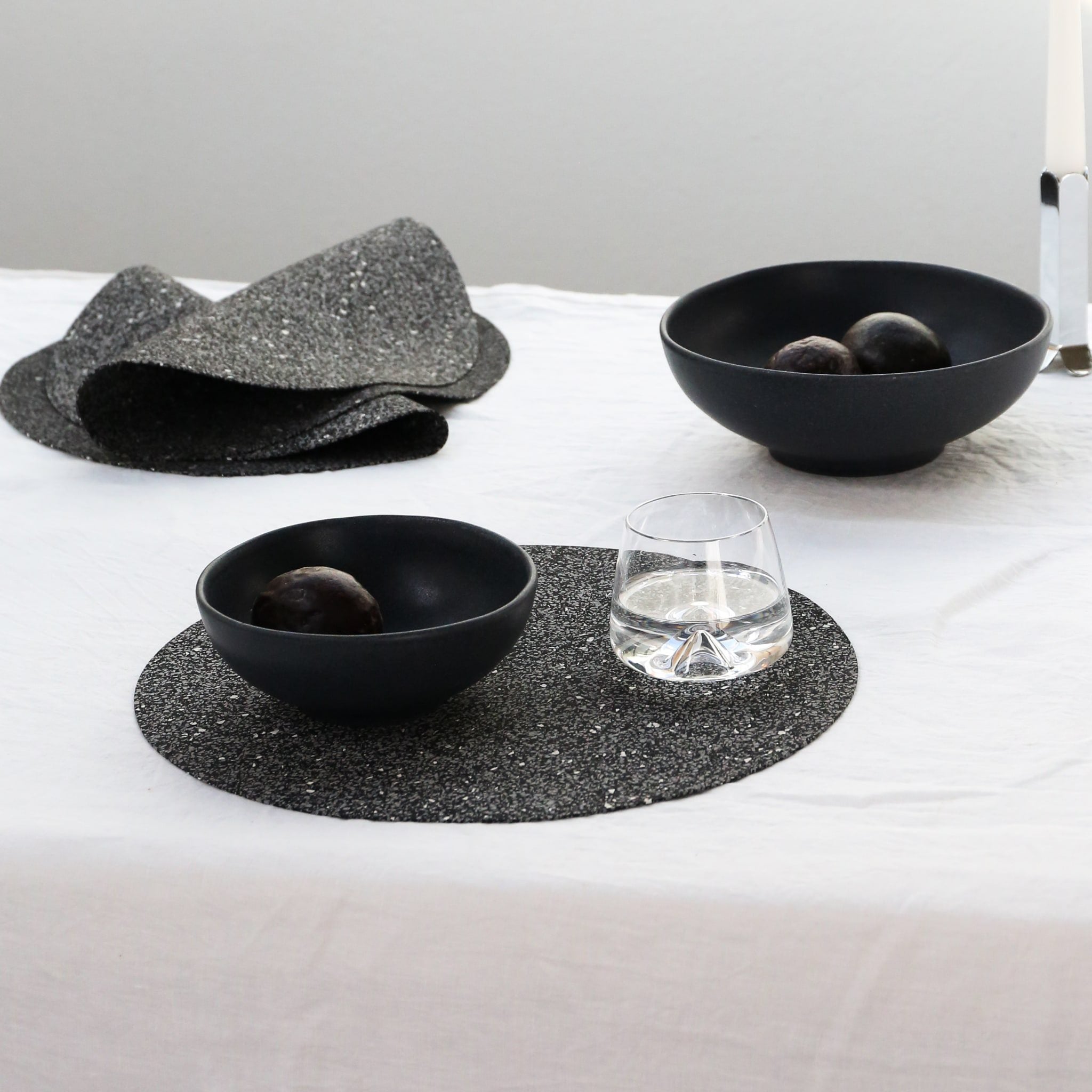 DESIGNSTUFF Speckle Round Placemat 37cm Diameter - Black | Non-Slip Table Mat for Dining, Kitchen & Party Decor